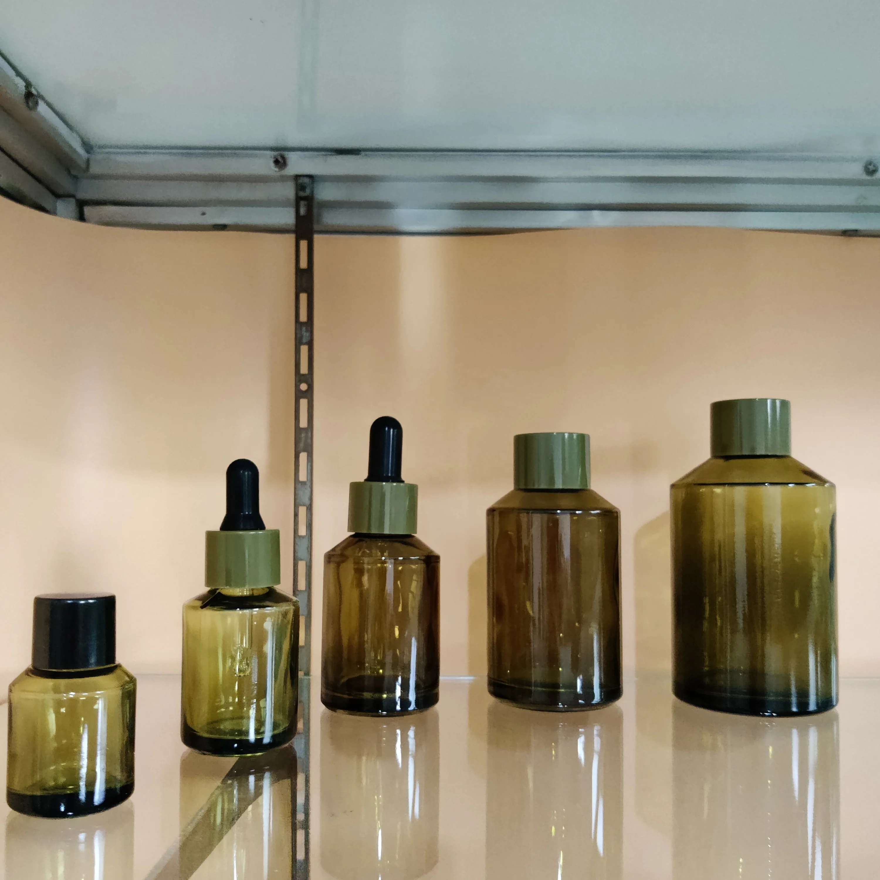 Лидер продаж от производителя, косметическая стеклянная бутылка для лосьона оливкового и зеленого цветов с обратным насосом и пипеткой