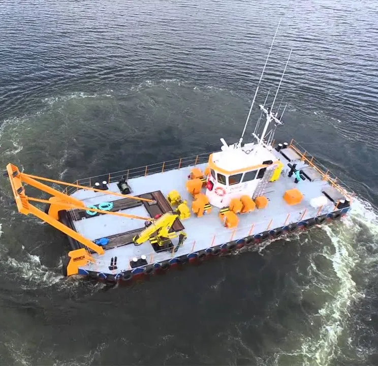 Переносной понтон большой емкости, работающий на реке