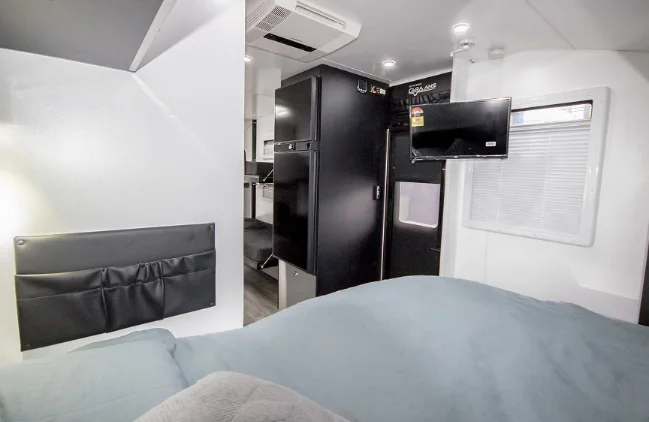 
4x4 off road rvs toy hauler factory caravan camper trailer with 6 beds 