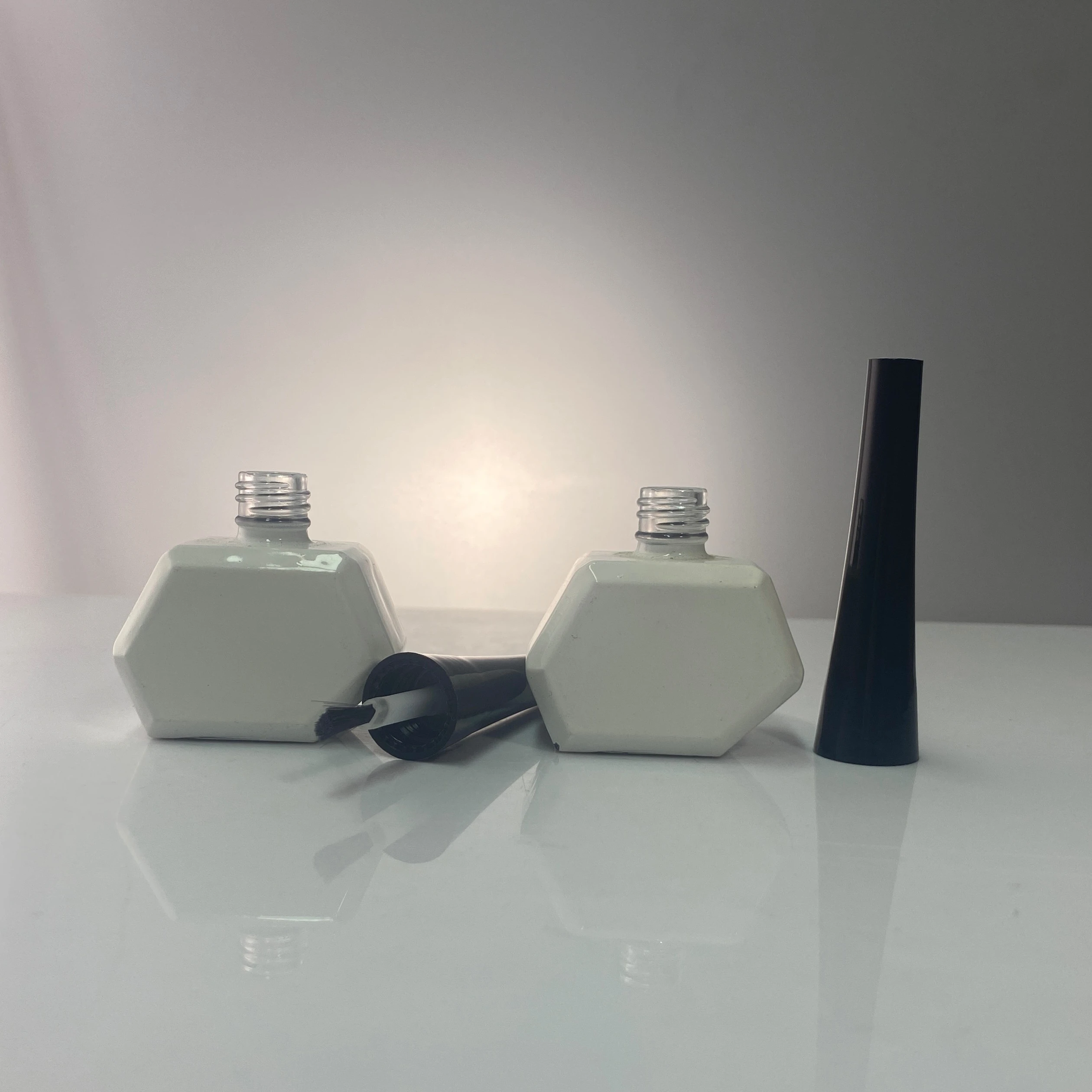 2022 New design special empty glass bottle nail polish bottles with brush cap 18.5ml