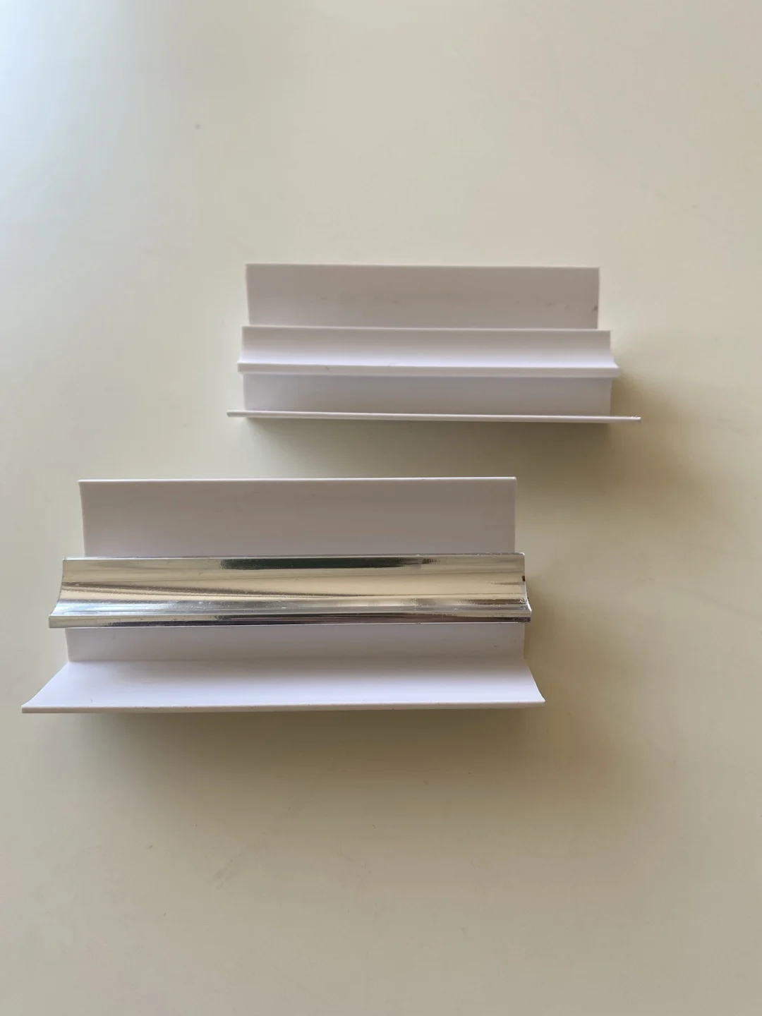 Качественный внутренний уголок из белого ПВХ 10 мм