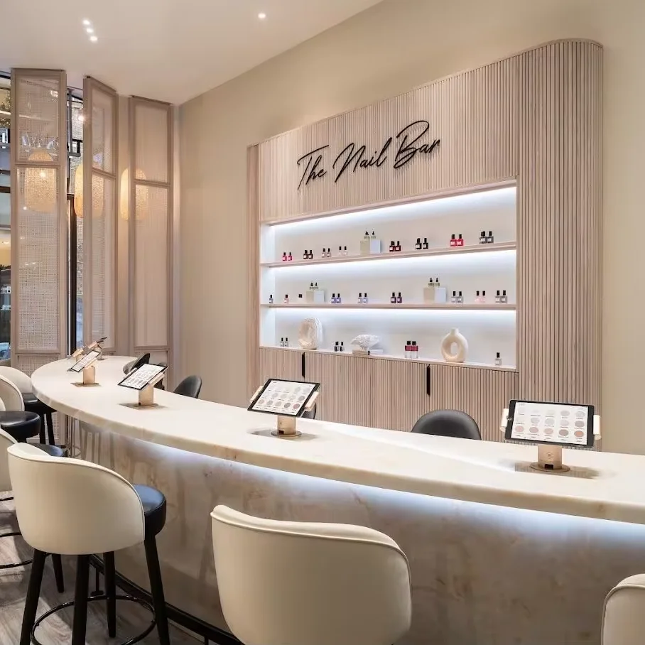 Деревянный маникюрный салон