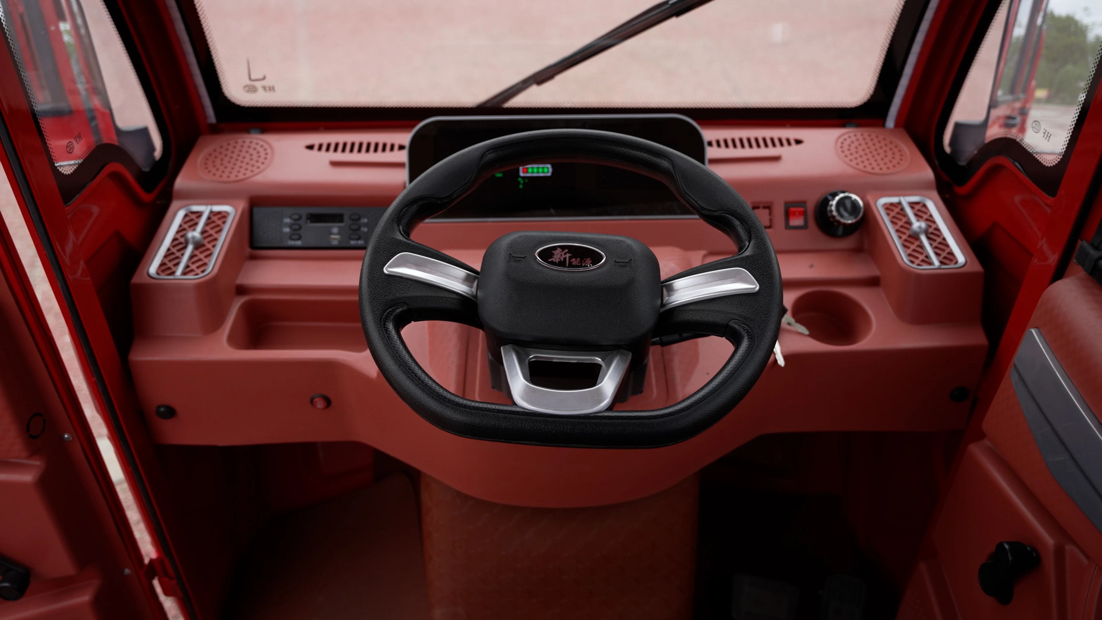 Closed Cabin Electric 3 Wheel Pickup Cars For Cargo Three Wheel Cargo Tricycle Electric Motorcycle Van