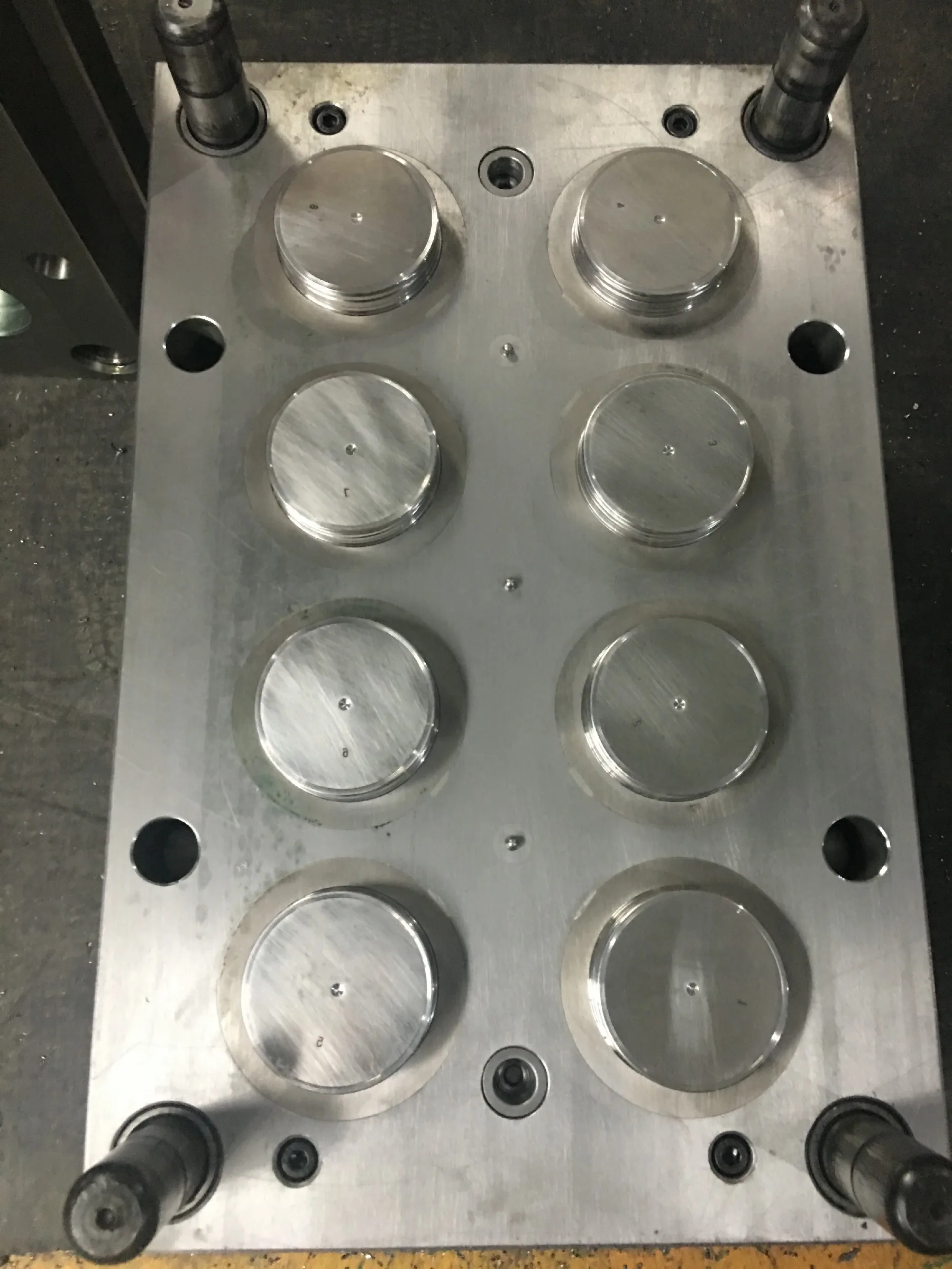 8cavity half hotrunner glass bottle coffer cap injection mould