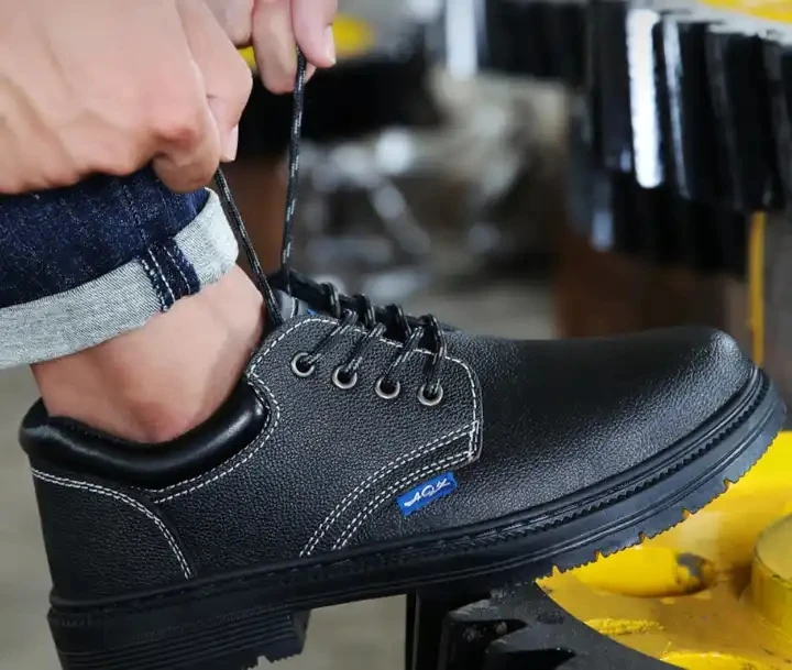 Wholesale Safety Shoes For Men Worker Protection High Quality Safety Shoes Steel Toe Anti Smash Safety  Shoes Work