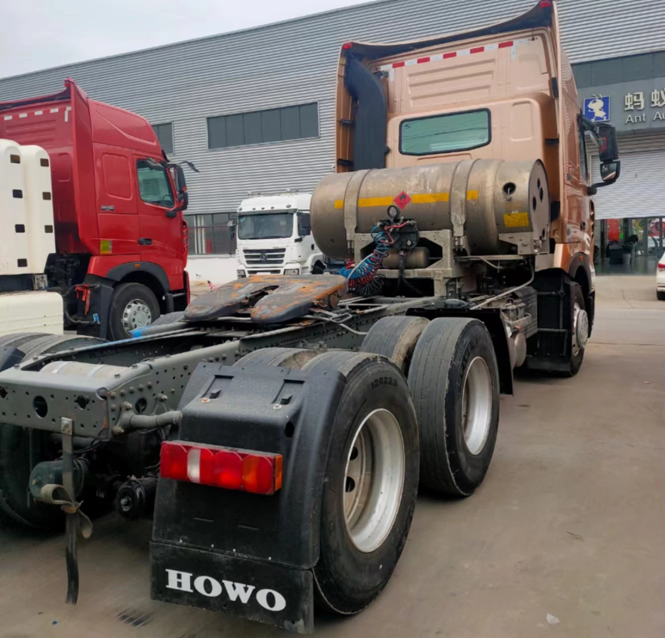 Sale New Used Sinotruk Howo Tractor Head 6x4 Diesel Fuel CNG Type Tractor Truck For Logistics Transportation