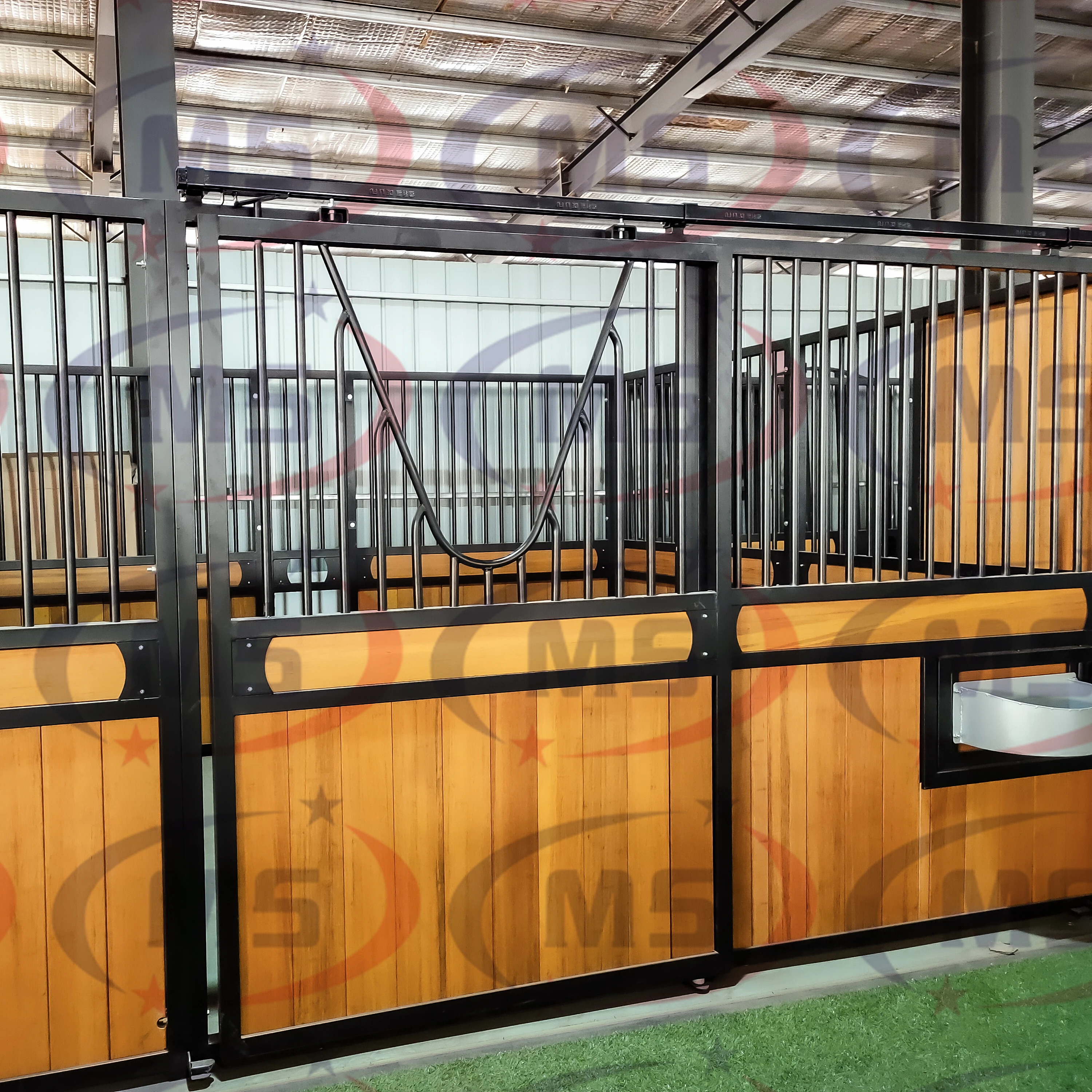 Премиум конюшня просторная оборудованная бамбуковыми раздвижными дверями стальная рама для долговечности комфорта и безопасности