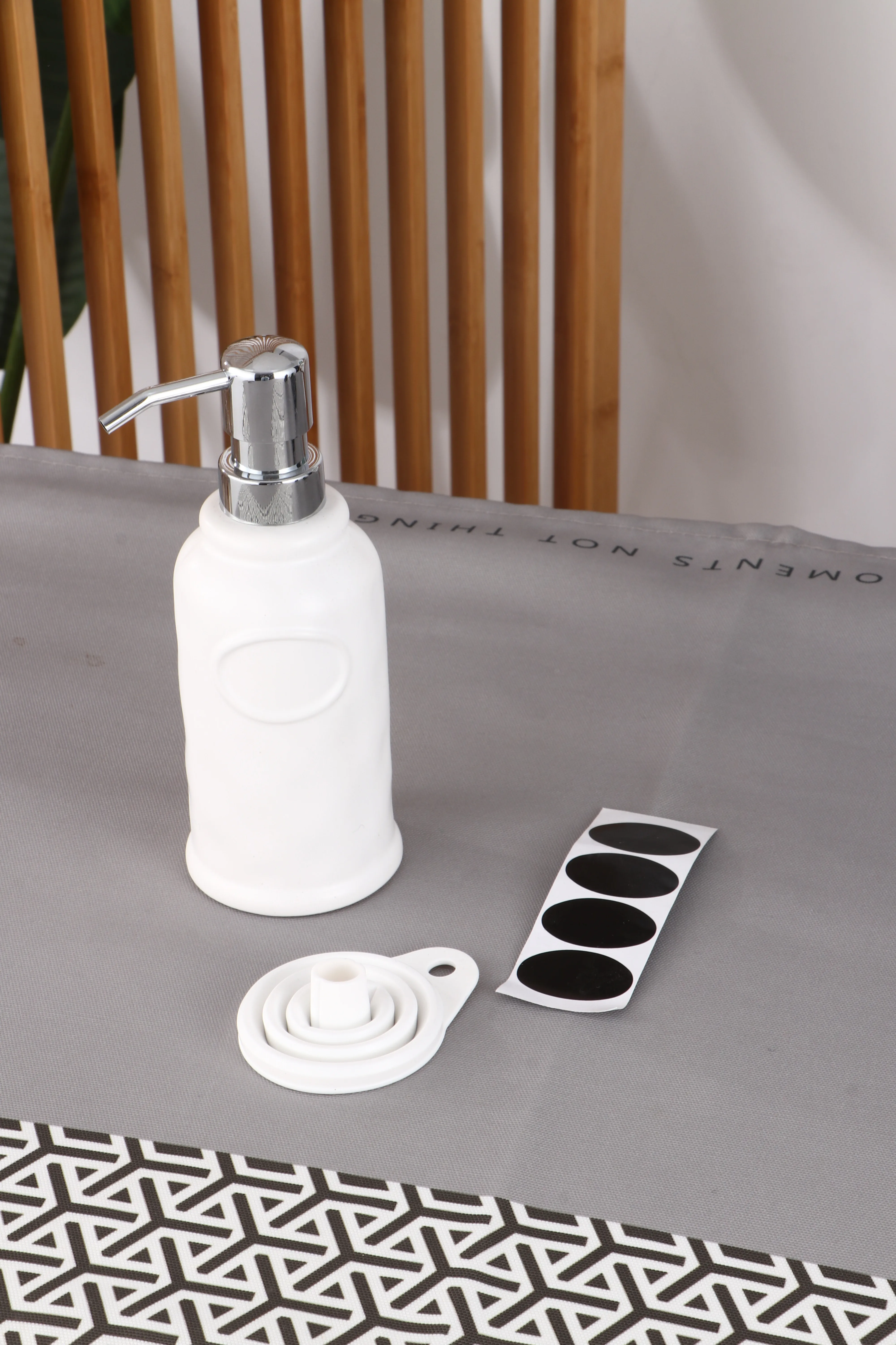 White  Containers Storage 2 In 1 Soap Holder ceramic Soap Dispenser With Sponge Holder and metal stand