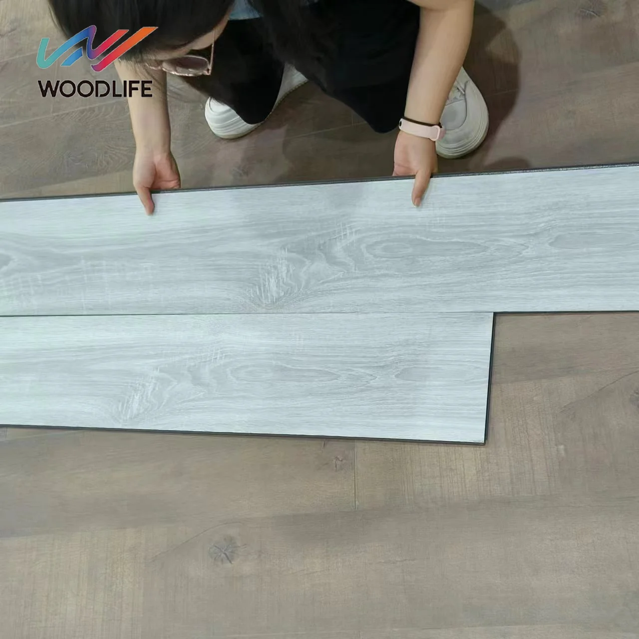 Modern 8mm Light Gray Waterproof Laminate Flooring Non-Slip Click Installation AC5 Wear Resistant Laminate Flooring
