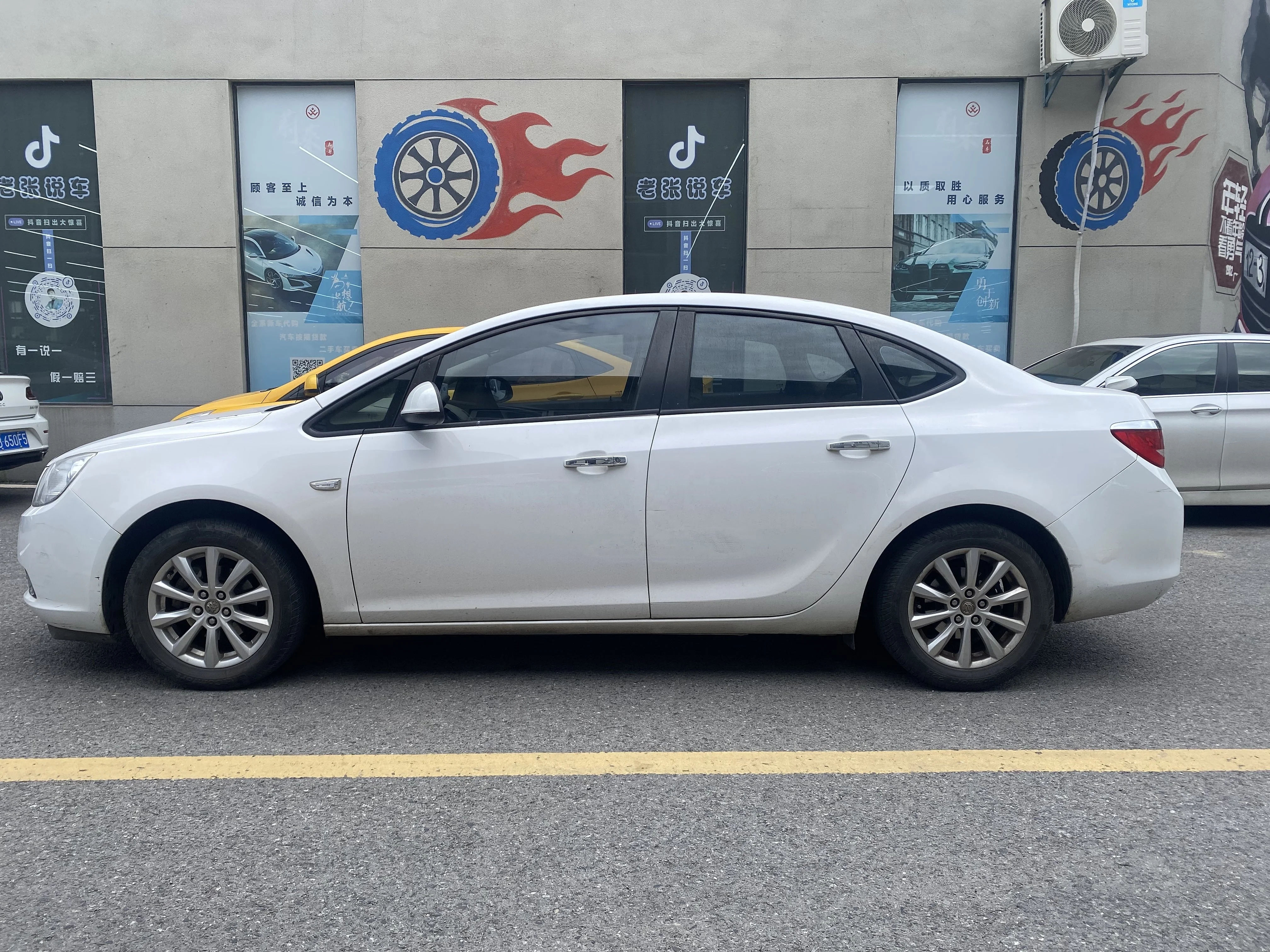 Yinglong 2013 GT1.6L Автоматическая модная версия США Buick Подержанный автомобиль