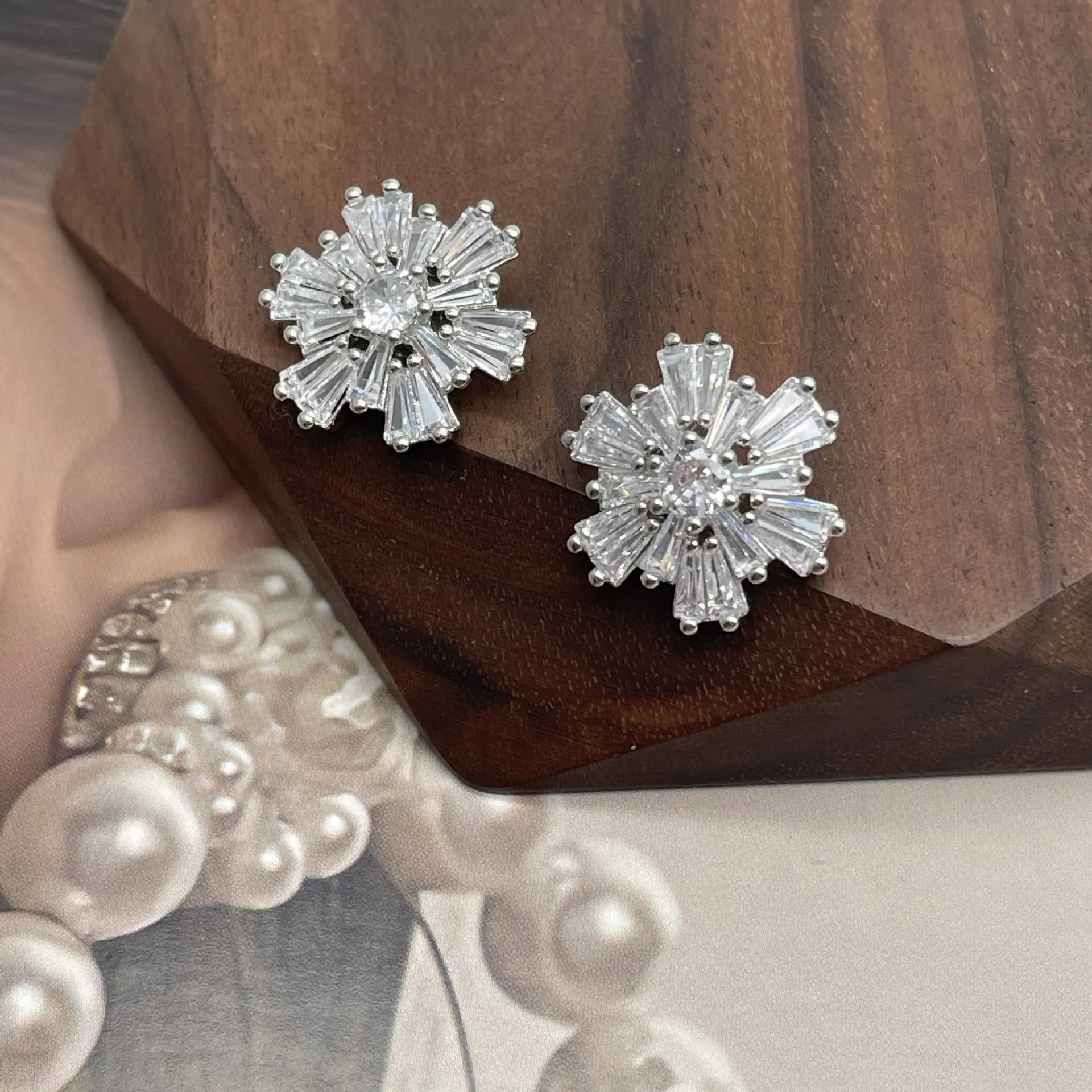 Wholesale High Grade Shiny Beautiful Flower Crystal stone Diamond luxury button jewels