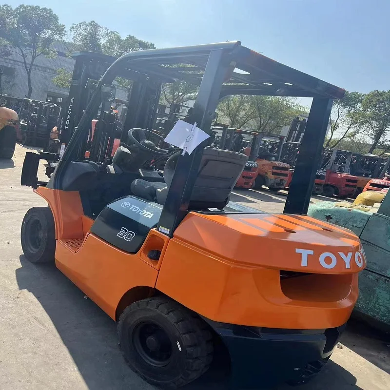 Used 3 ton Toyota FD30 forklift trucks for cargo handling selling well in Malaysia