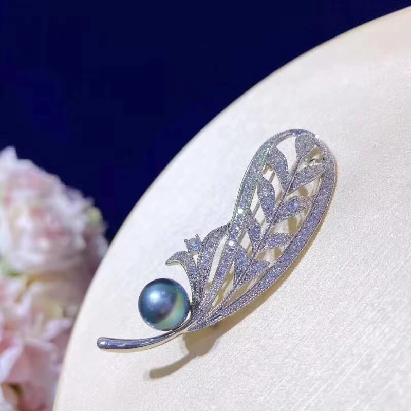 Женская Брошь с жемчугом и кристаллами