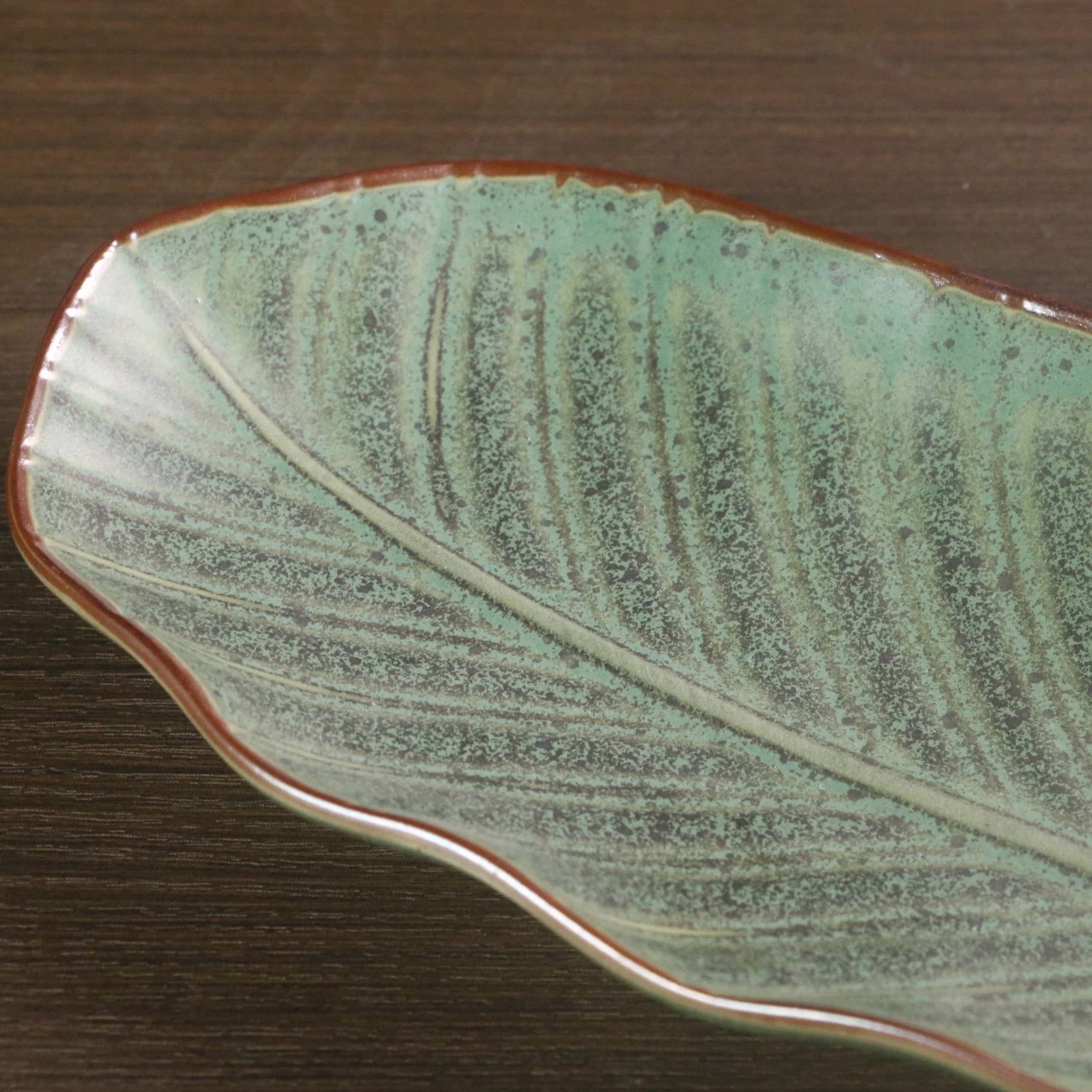 Wholesale custom restaurant creative bamboo green leaf shape design ceramic snack dishes plates porcelain sushi plate
