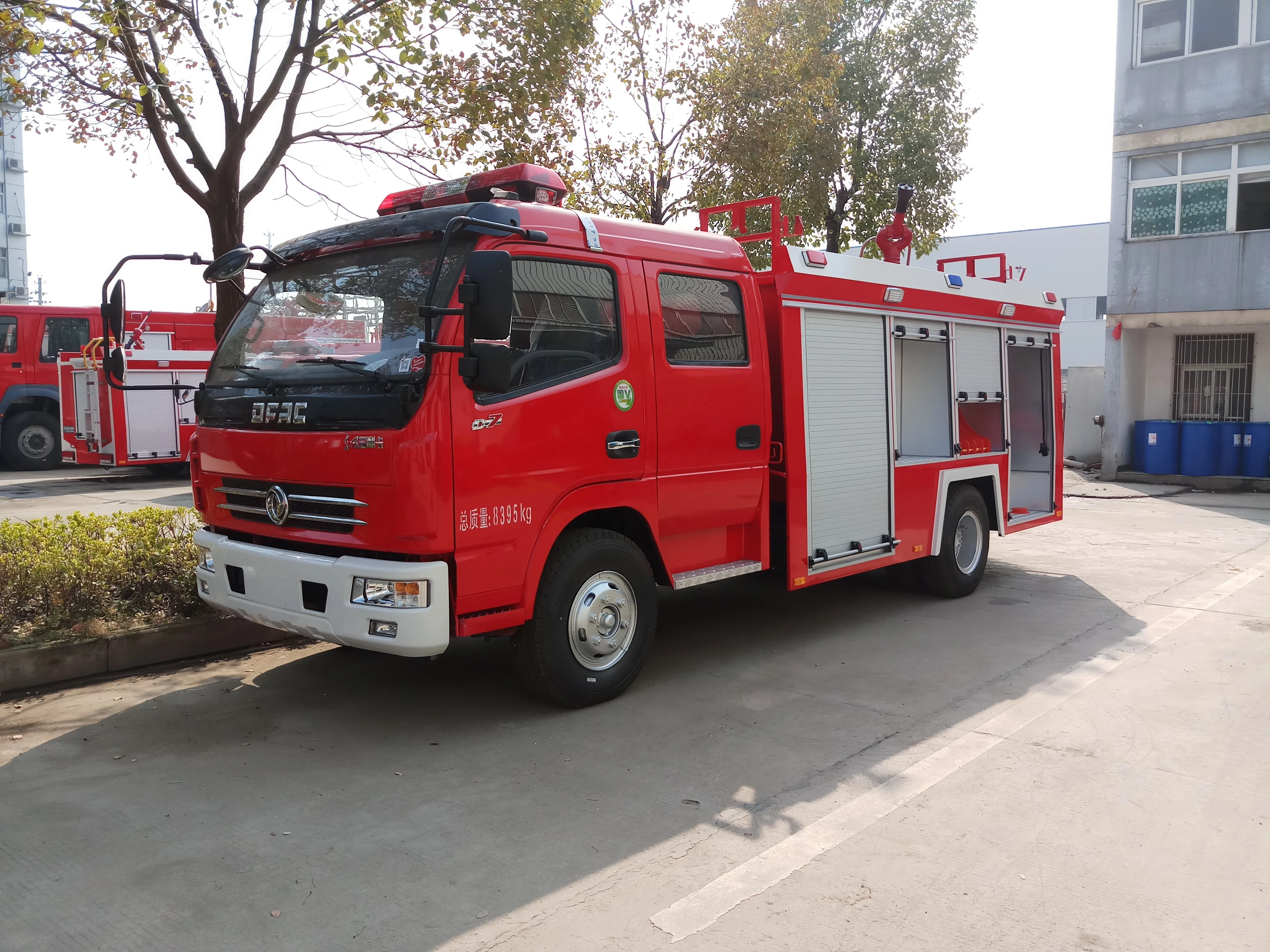 4 CBM  DongFeng water tank fire truck