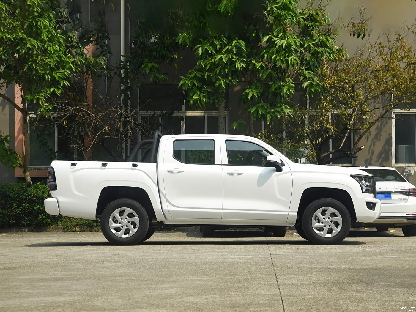 Hot sale GWM POER KINGKONG pickup truck 2024 model 2.0T gasoline 8AT 2WD Flat box GW4C20B
