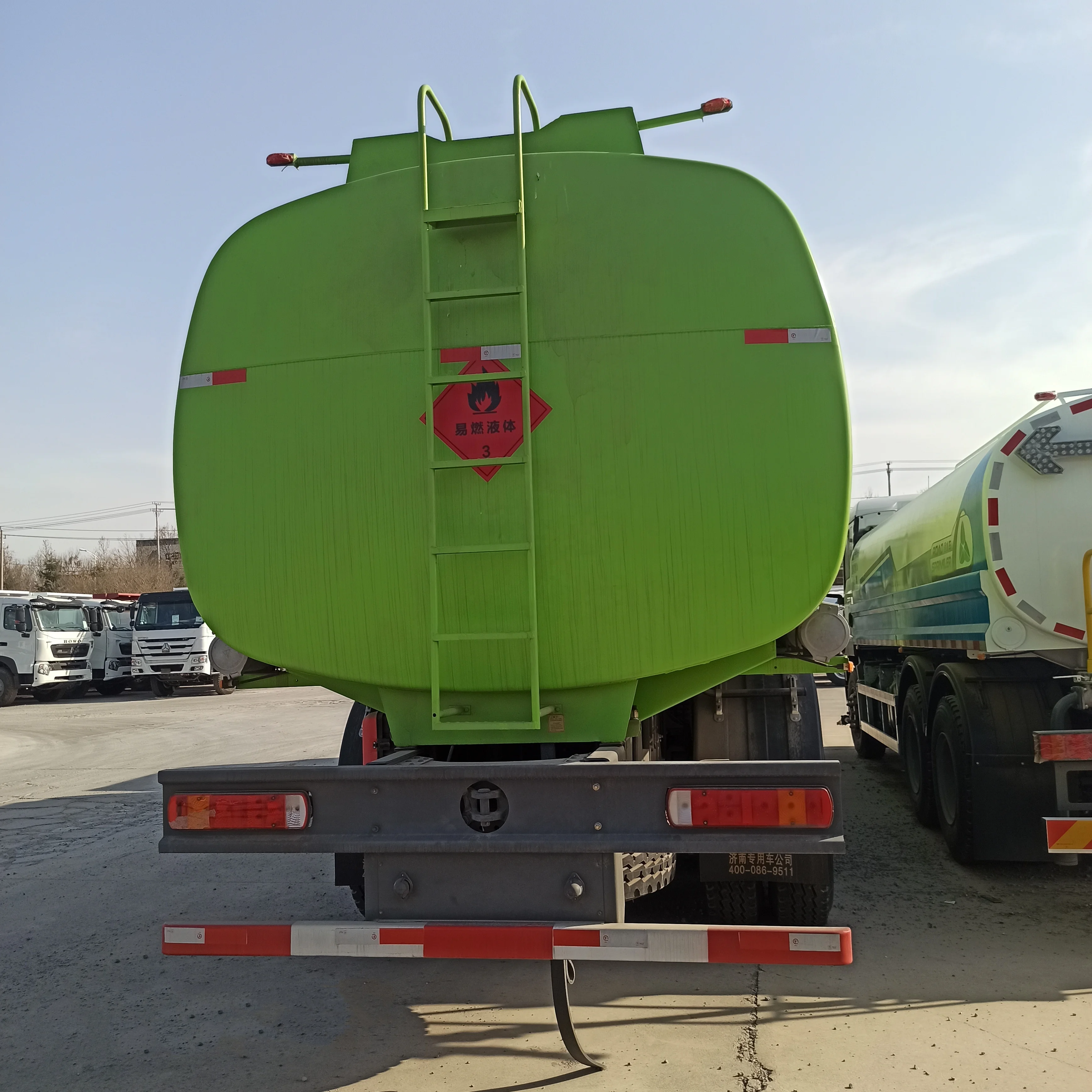 Best quality 2022 model sinotruk howo 6x4 8x4 oil tank truck fuel tank truck 15CBM 20CBM 25CBM for sale