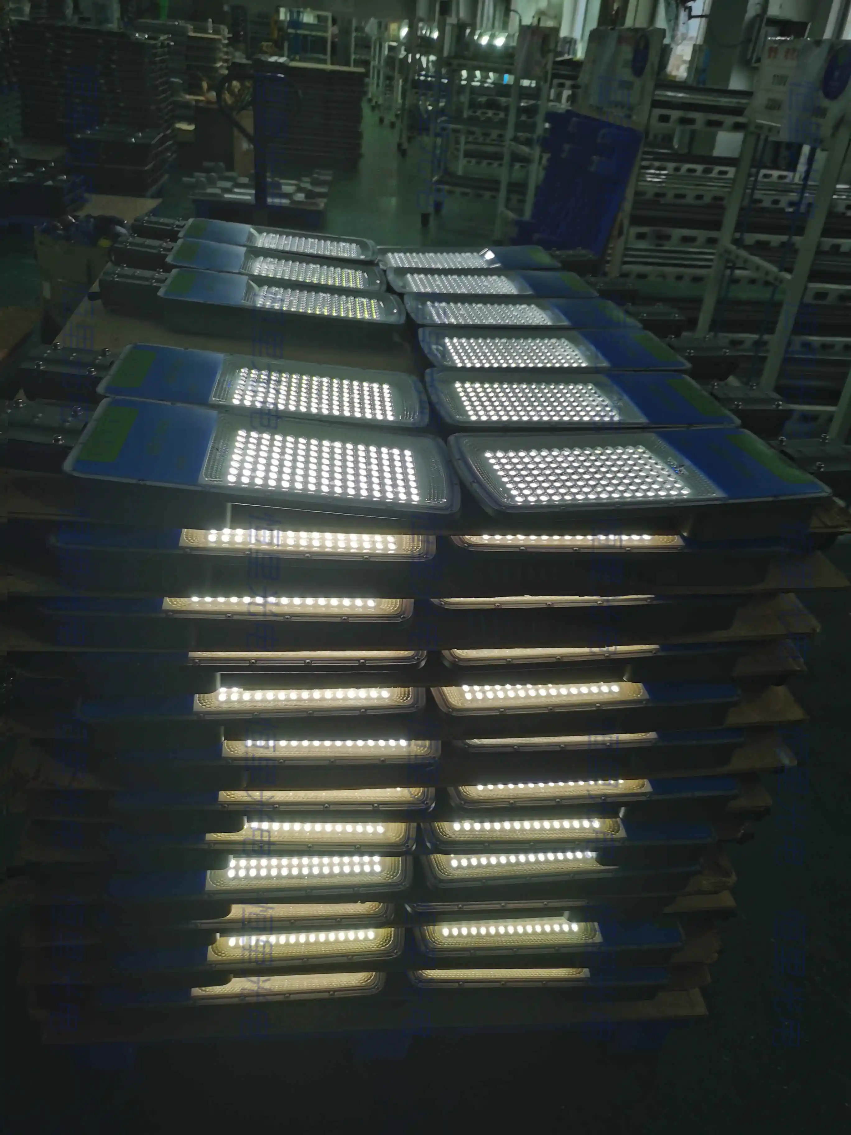 Solar Street Light Die Cast Aluminum Housing Smart DC Voltage Outdoor Lighting Price 100W 200W 300W LED Streetlights