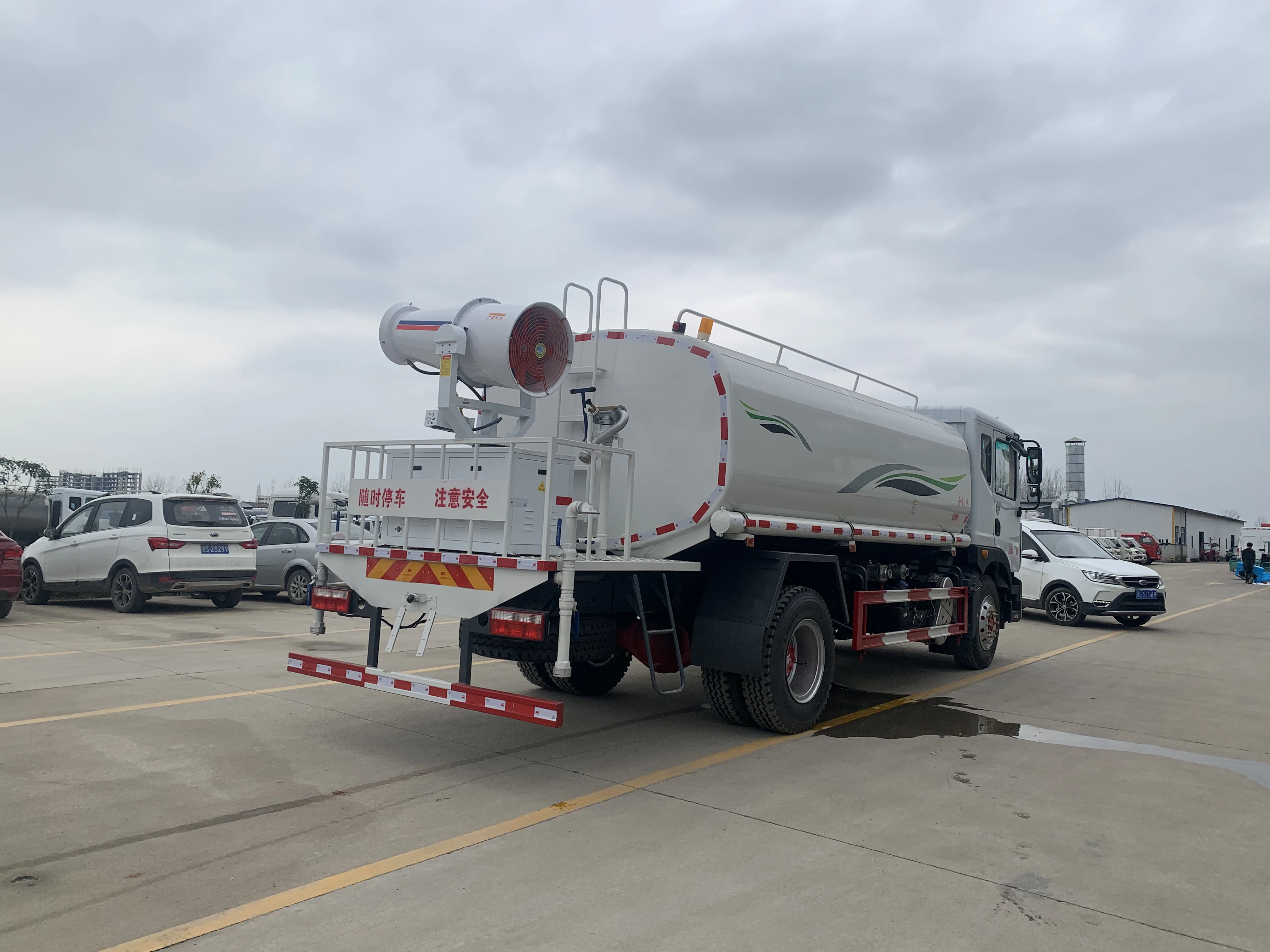 Dongfeng 4x2 12000L Water Tank Truck sprinkler truck  for sale