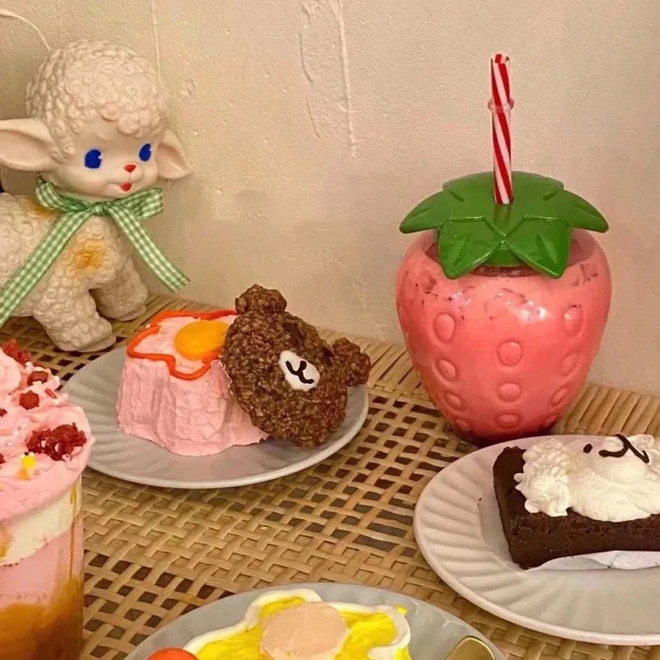 Attractive designs 500ml Juice Use Food Grade PET Material Strawberry shape plastic juice bottle