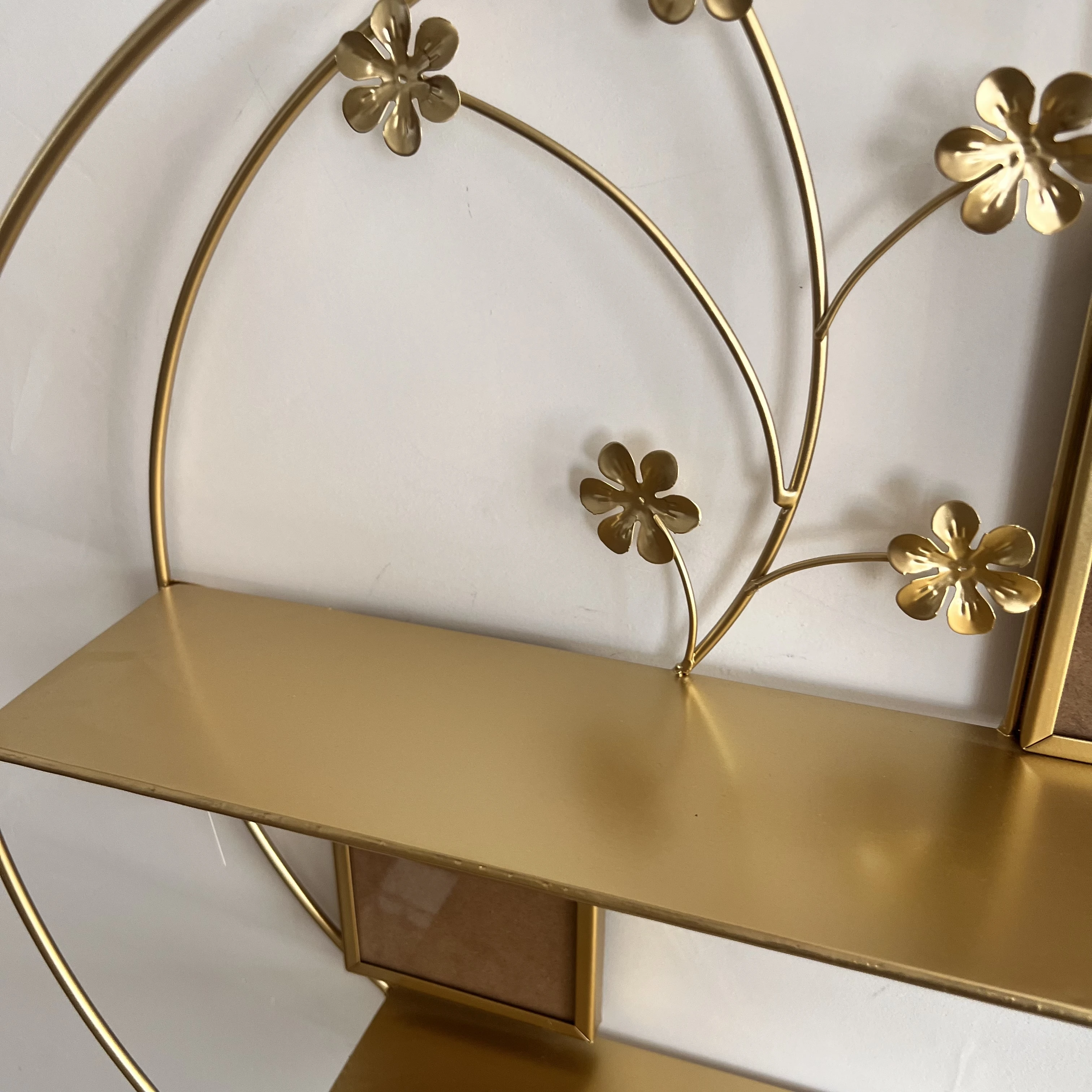 Luxury Gold Metal Home Shelf Custom Size Metal Wire Bracket Wall Mount Shelf for Storage with Photo Frame