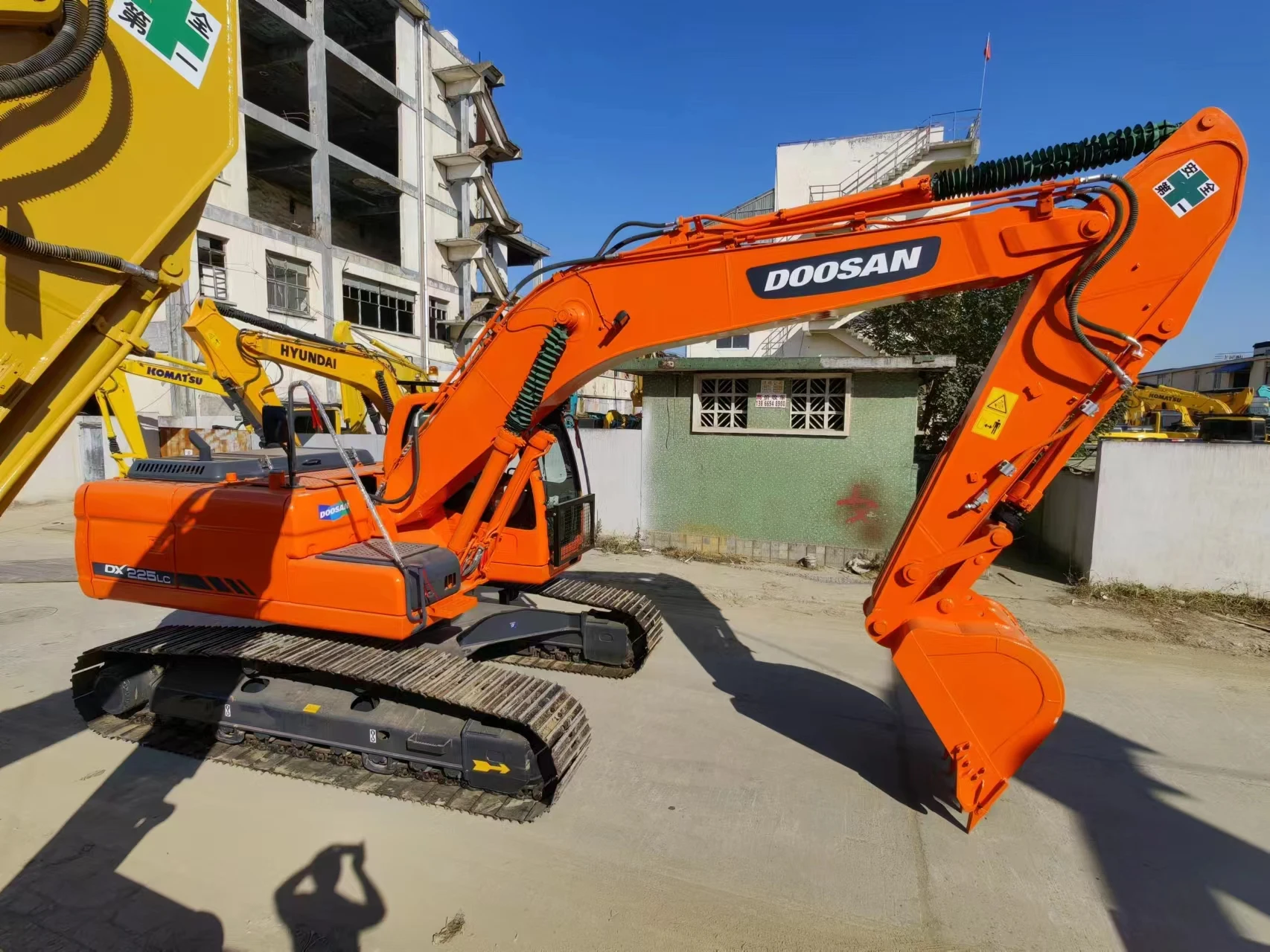 Cheap price good discount Doosan used Excavator DX225 for sale