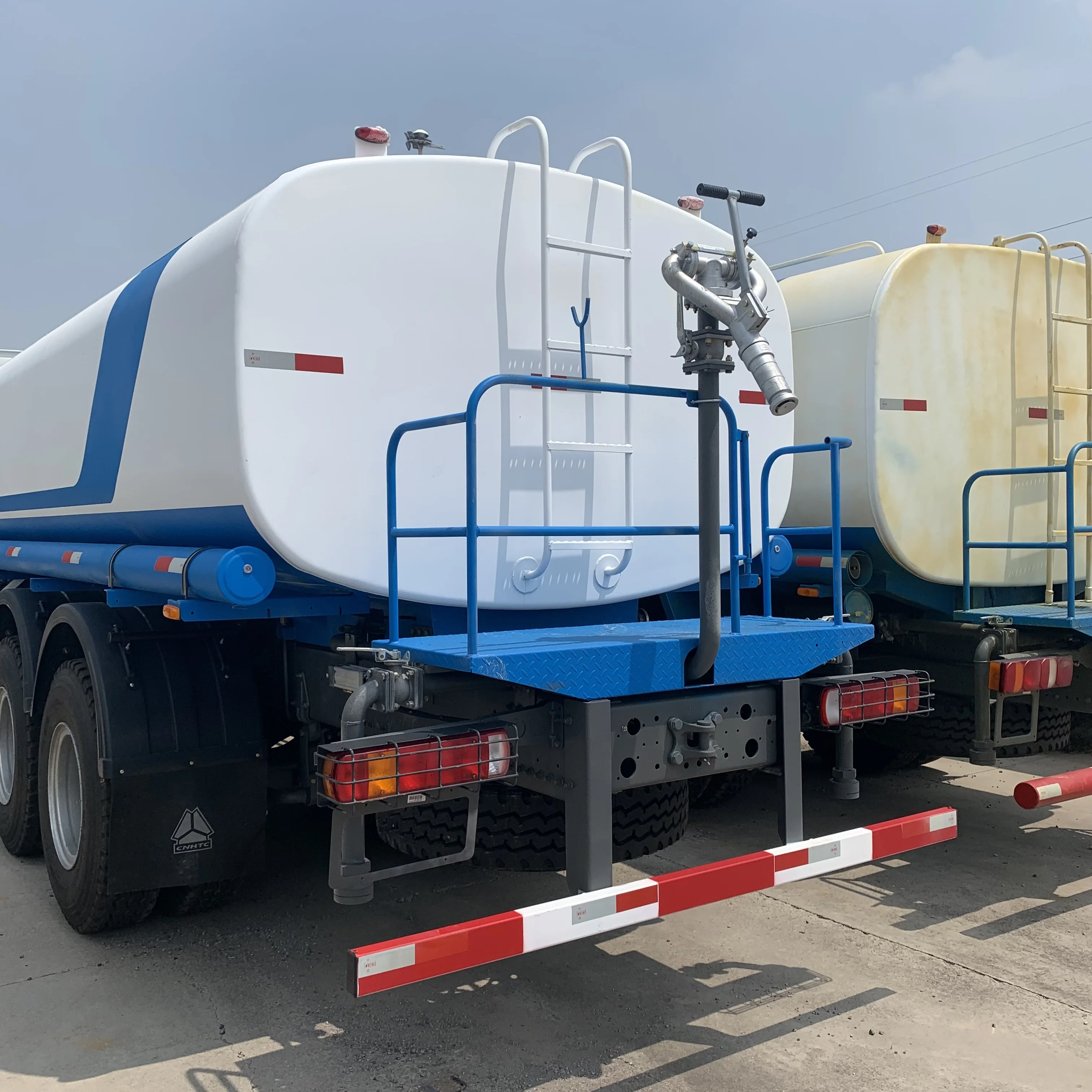 SINOTRUK Low Price HOWO 4X2 6X4 8X4 10 cbm 12cbm 20m3 water tank truck for hot sale