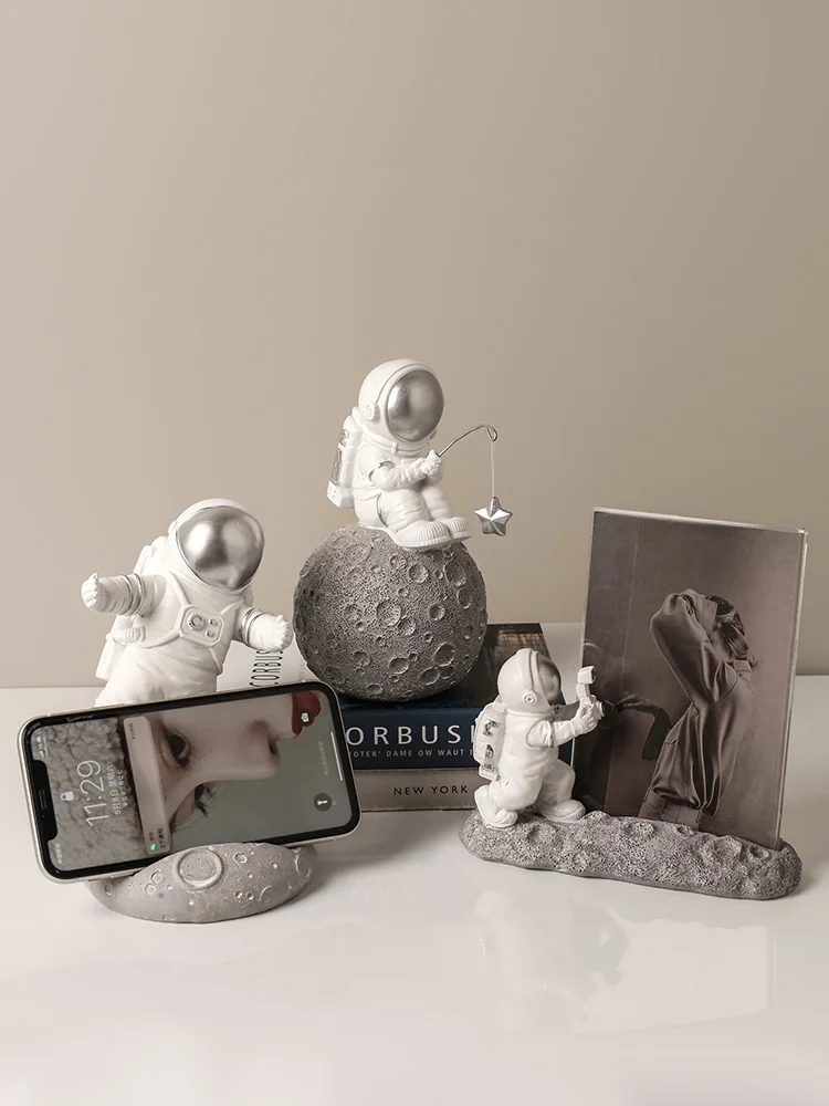 BHM Wall-mounted Hot Sale Astronaut Modern Sculpture ornaments decoration for desk table