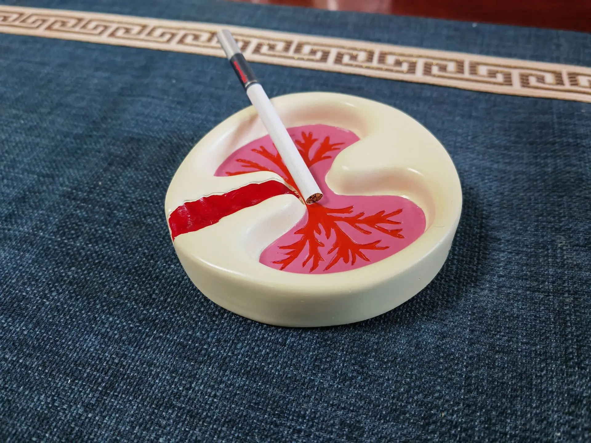 Customized personalized and creative resin ashtray decorations pink lung model desktop gift ornaments