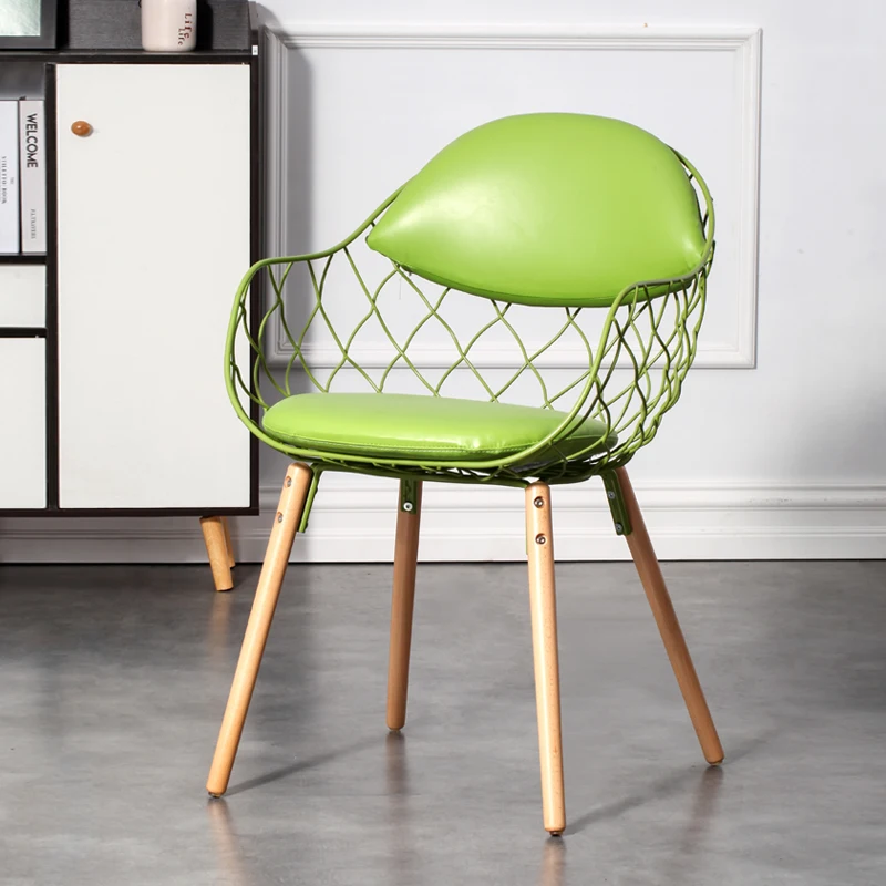 
 Металлическое обеденное кресло в белой корзине  