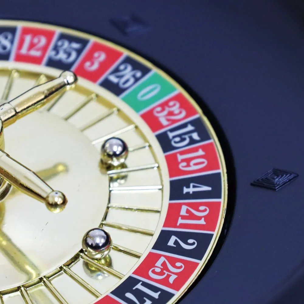 EASTOMMY ET-105095 Hot Selling Russian Roulette Poker Game Wooden Turntable Poker Party Game Decorate Game