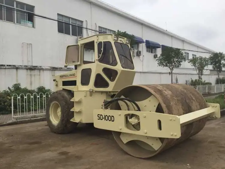 Used  SD100D road roller with cummins engine, water-cooled engine vibratory roller for sale