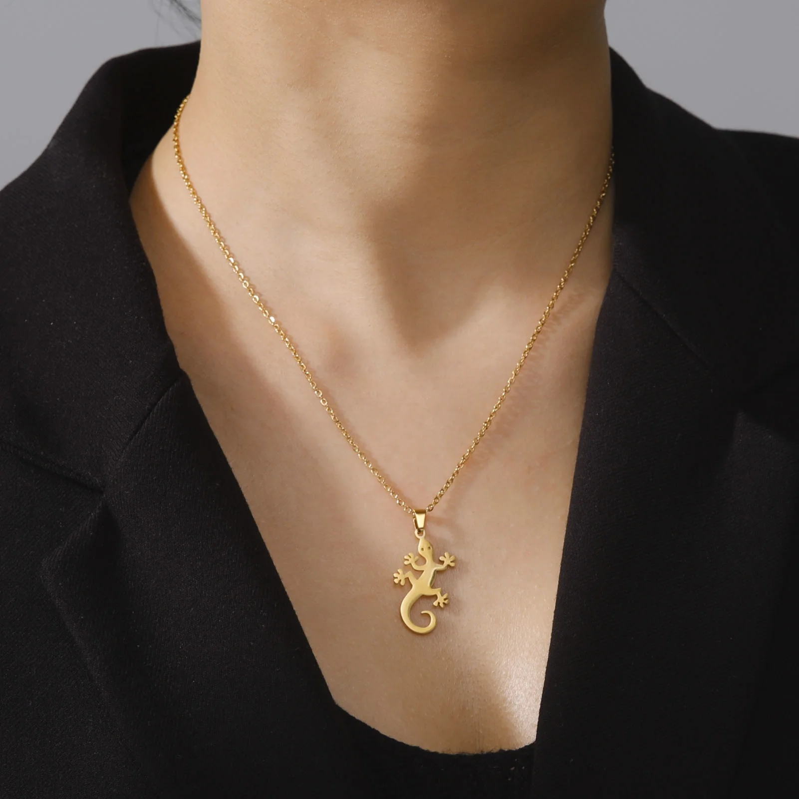 Lucky Lizard Gecko Necklace for Women Stainless Steel Chain Necklace Fashion Wildlife Reptile Jewelry Salamander Necklace
