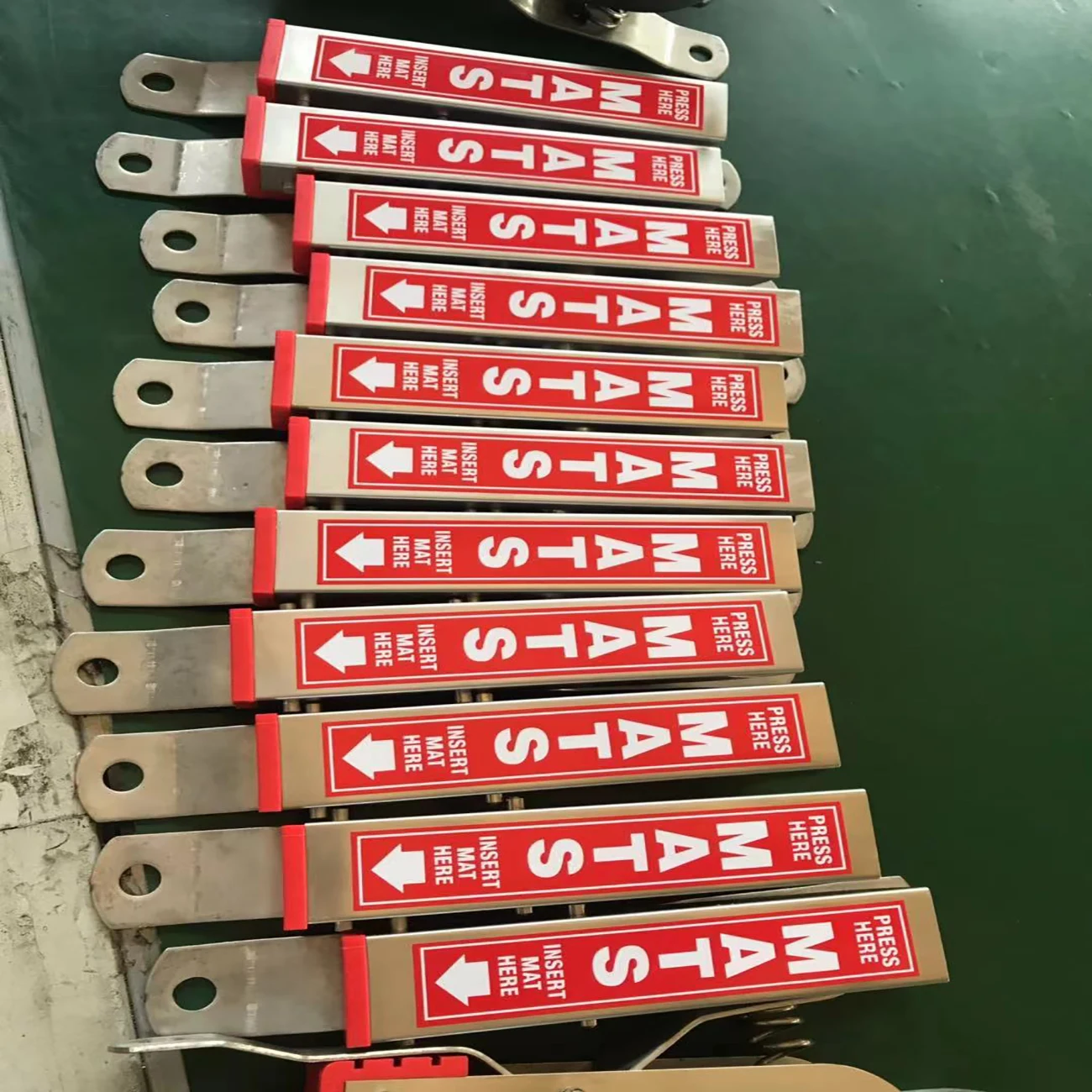 Heavy Duty Stainless Wall-Mounted Clamp Car Mat Cleaning Clip Floor Mat Hanger