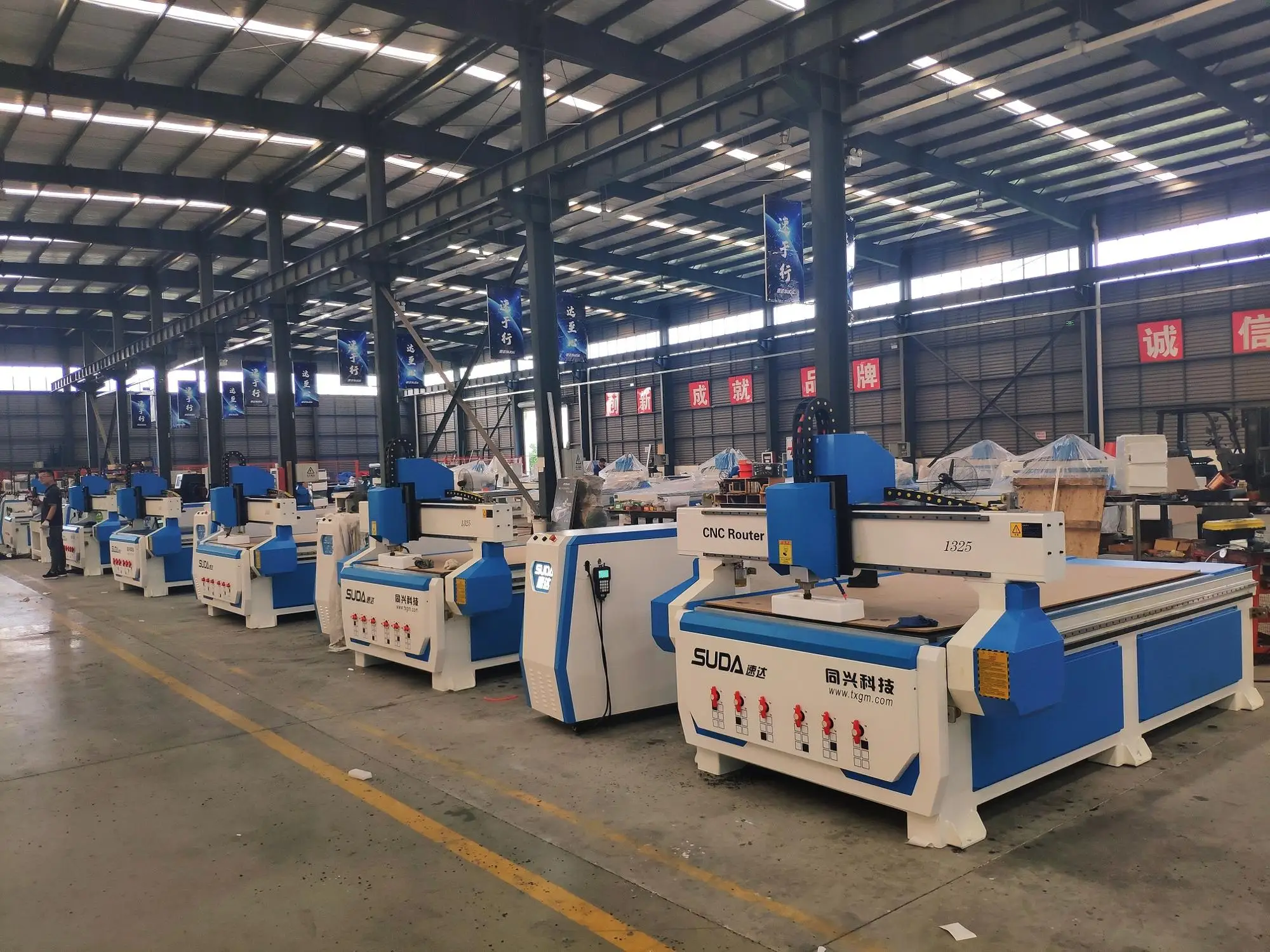 
woodworking equipments cnc router machine EC1325 for fitment furniture 