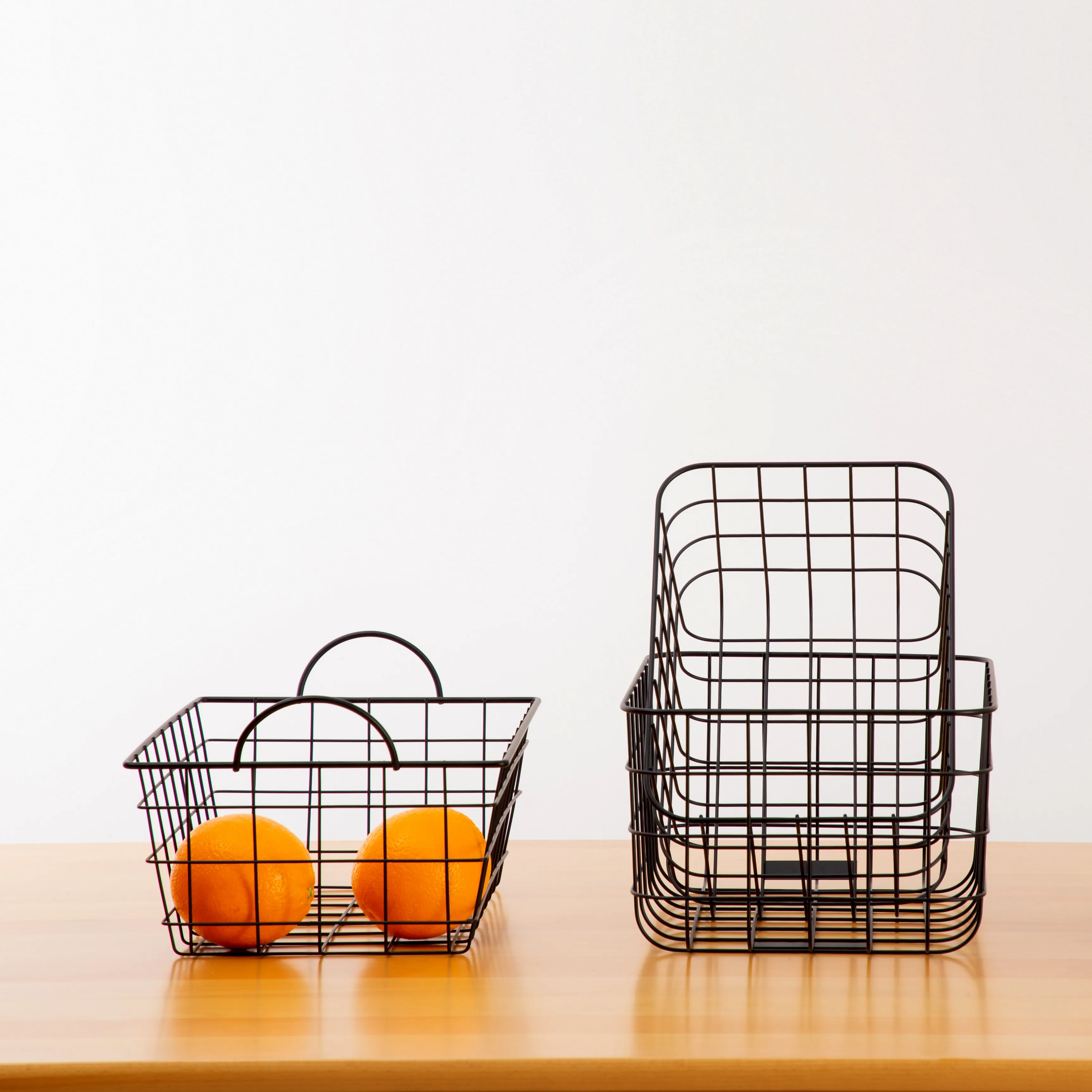 Wholesale powder coated white color metal toys organizer baskets with wood handle kitchen wire fruit vegetables storage baskets