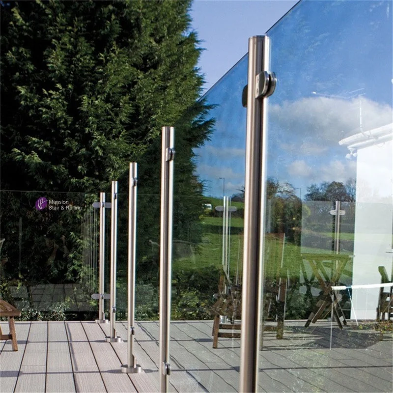 Square Stainless Steel Pipe Railing in Glass