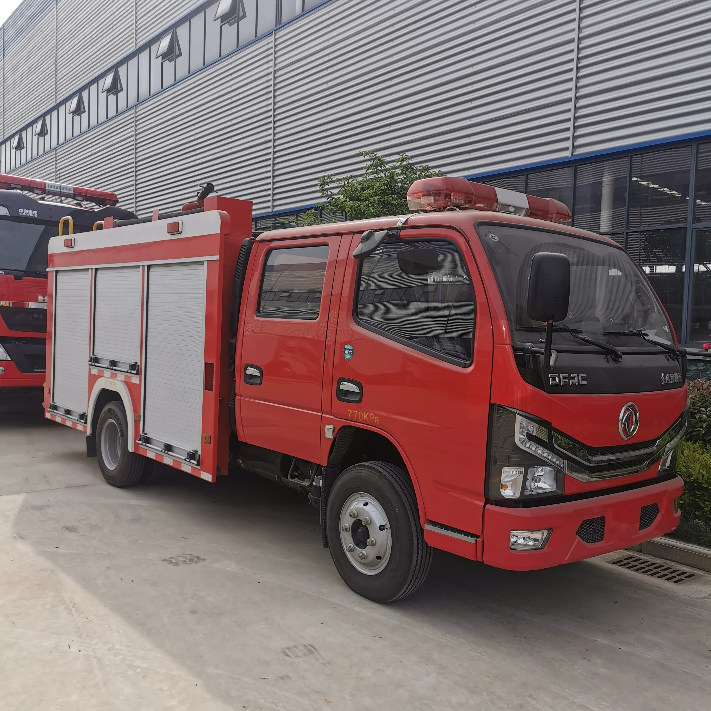 Dongfeng 4*2 Mul-tifunction Fire Truck with Sprinkler Water Tender Vehicle