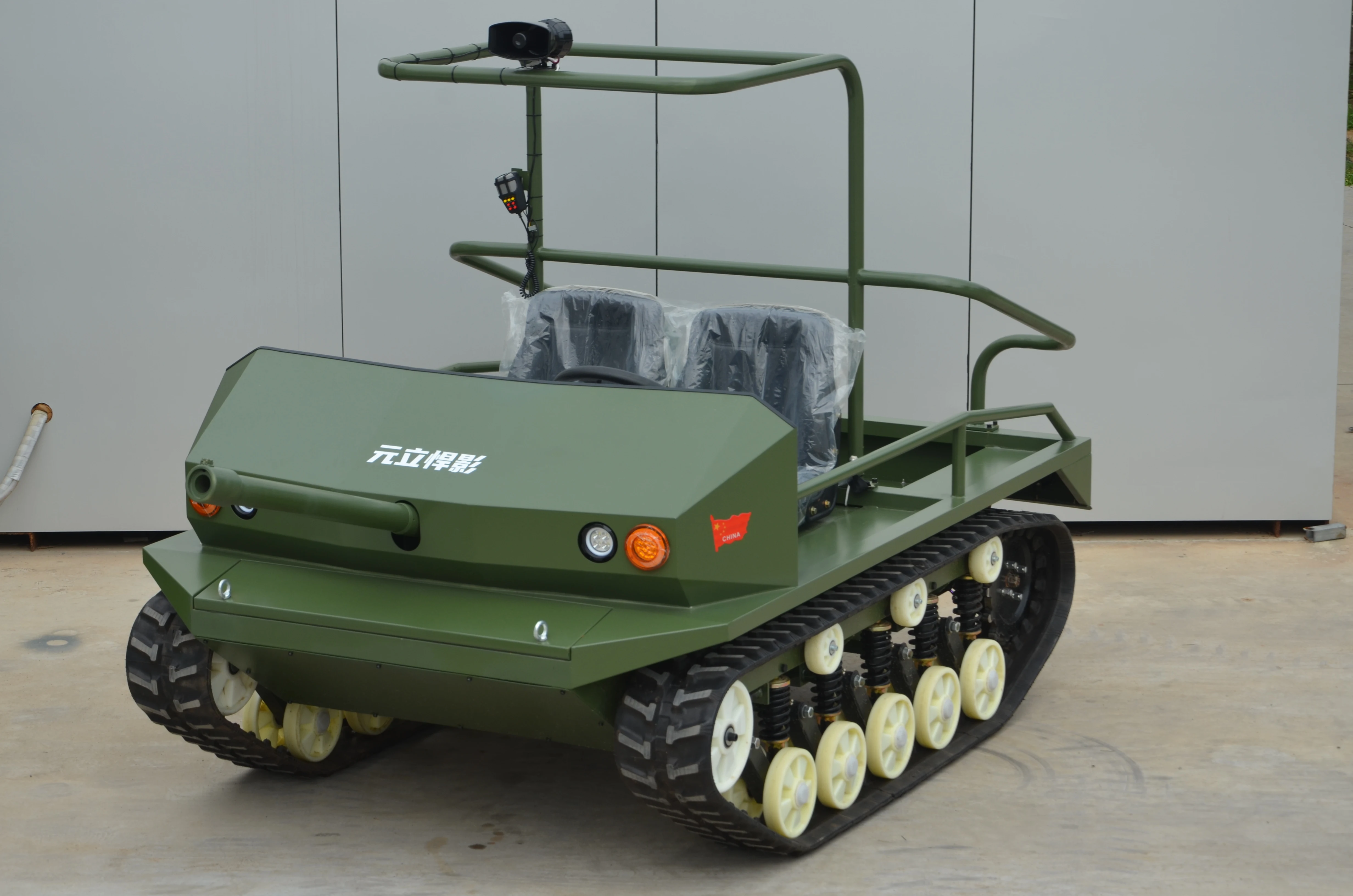 All-terrain electric pleasure tank vehicle, off-road vehicle, tractor, 4000w dual motor. Drifting paintsmoke bombs.