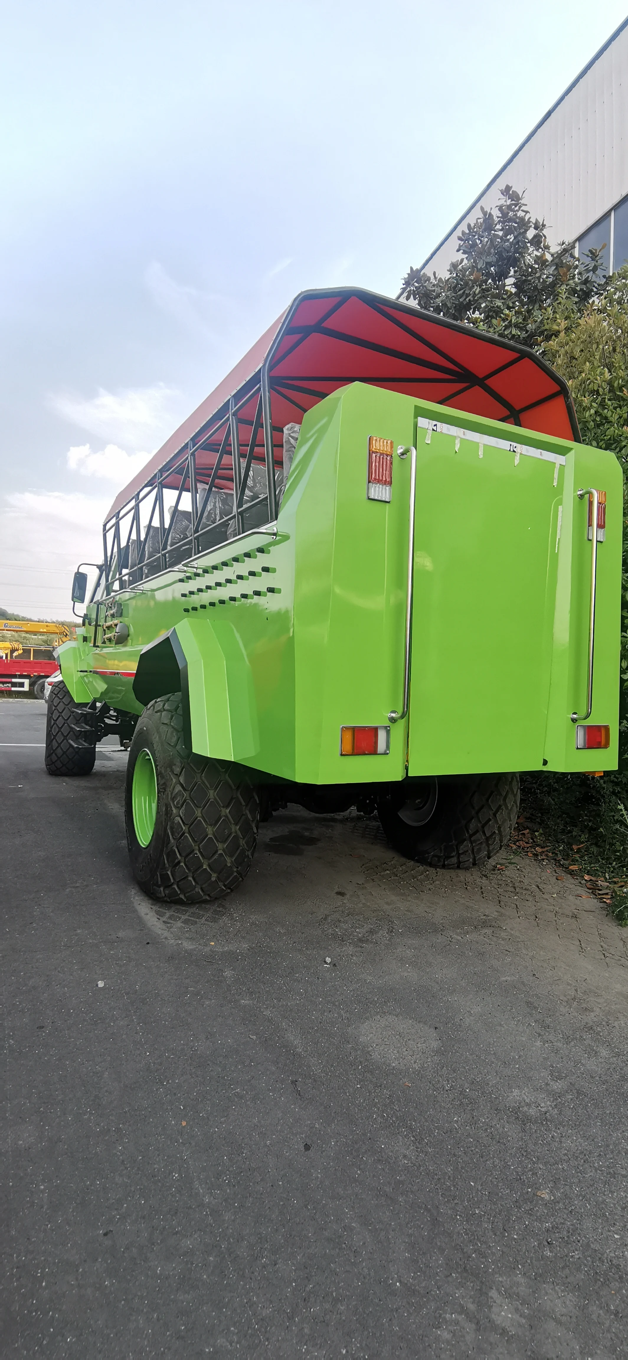 Special Offer Hot Selling 23 Seats 4X4 Desert Tourist Attraction LHD Bus with Weichai 380hp Euro III Fast 9MT on Sale