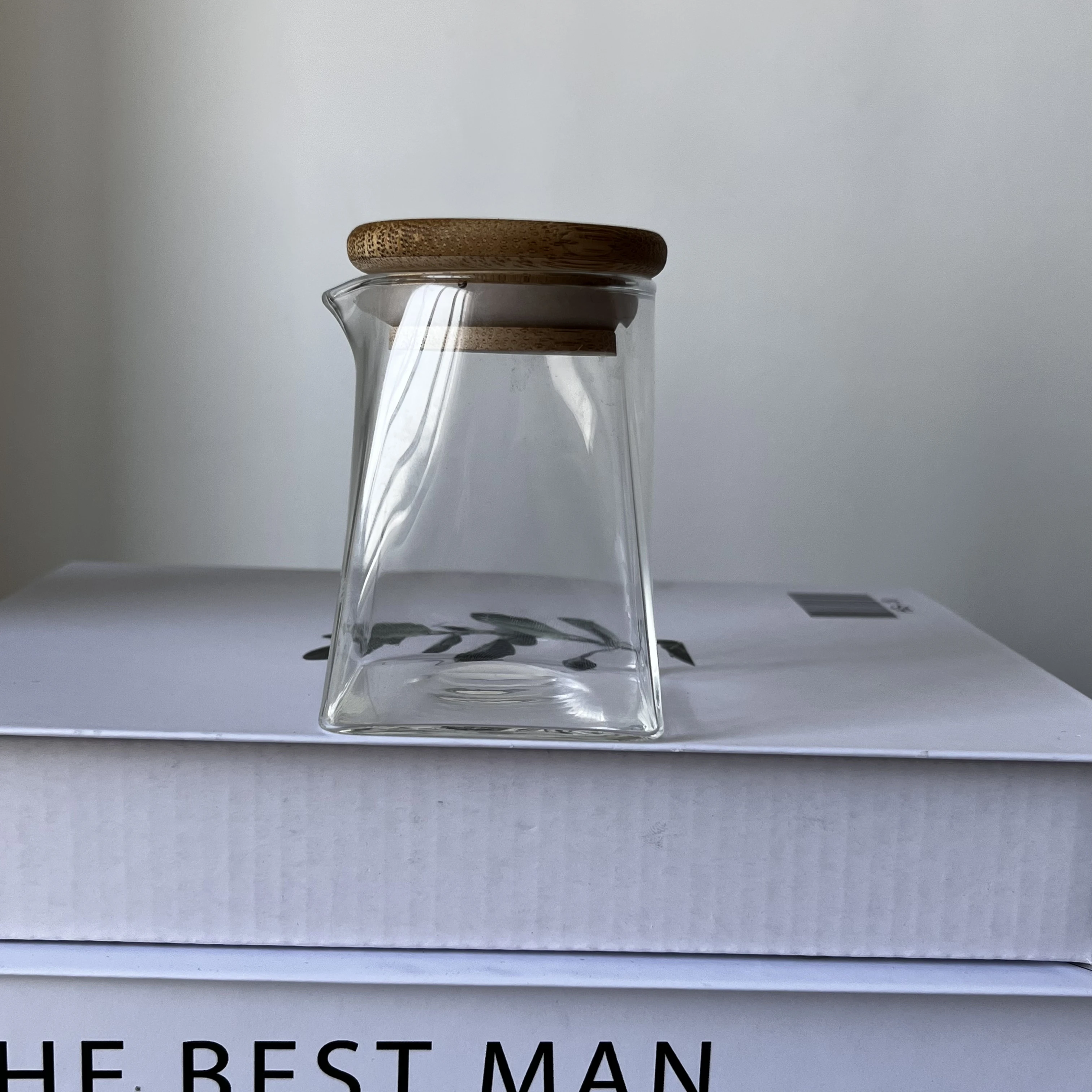 Индивидуальный прозрачный уникальный трапециевидный мини-контейнер 4 унции для масляного бальзама тела стеклянные подсвечники массажная банка свечей с носиком и крышкой