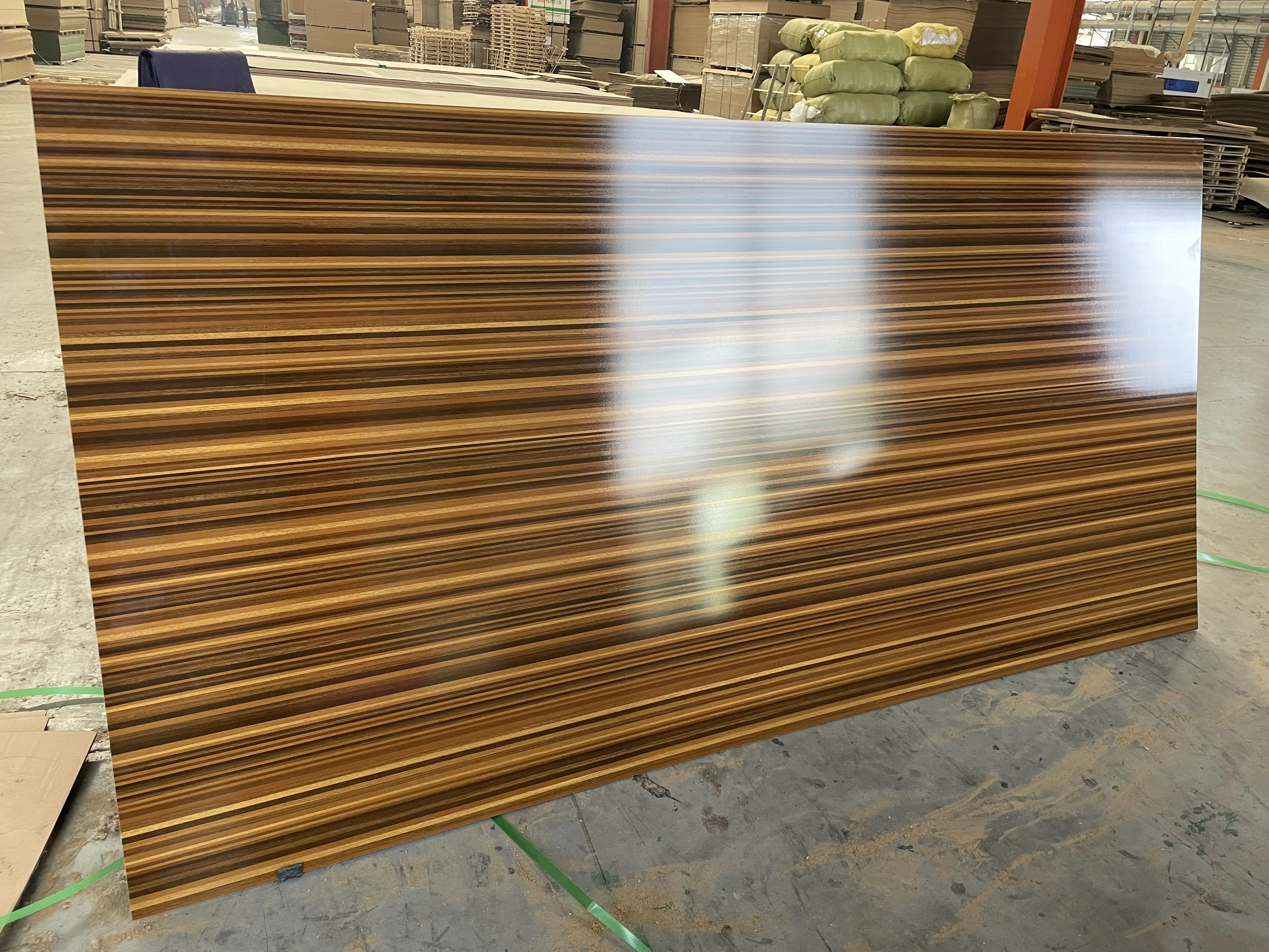 Melamine Laminated Plywood 1220mmx2440mm High Grade Wood Grain Or White Melamine Faced / Laminated Plywood For Furniture And Cab