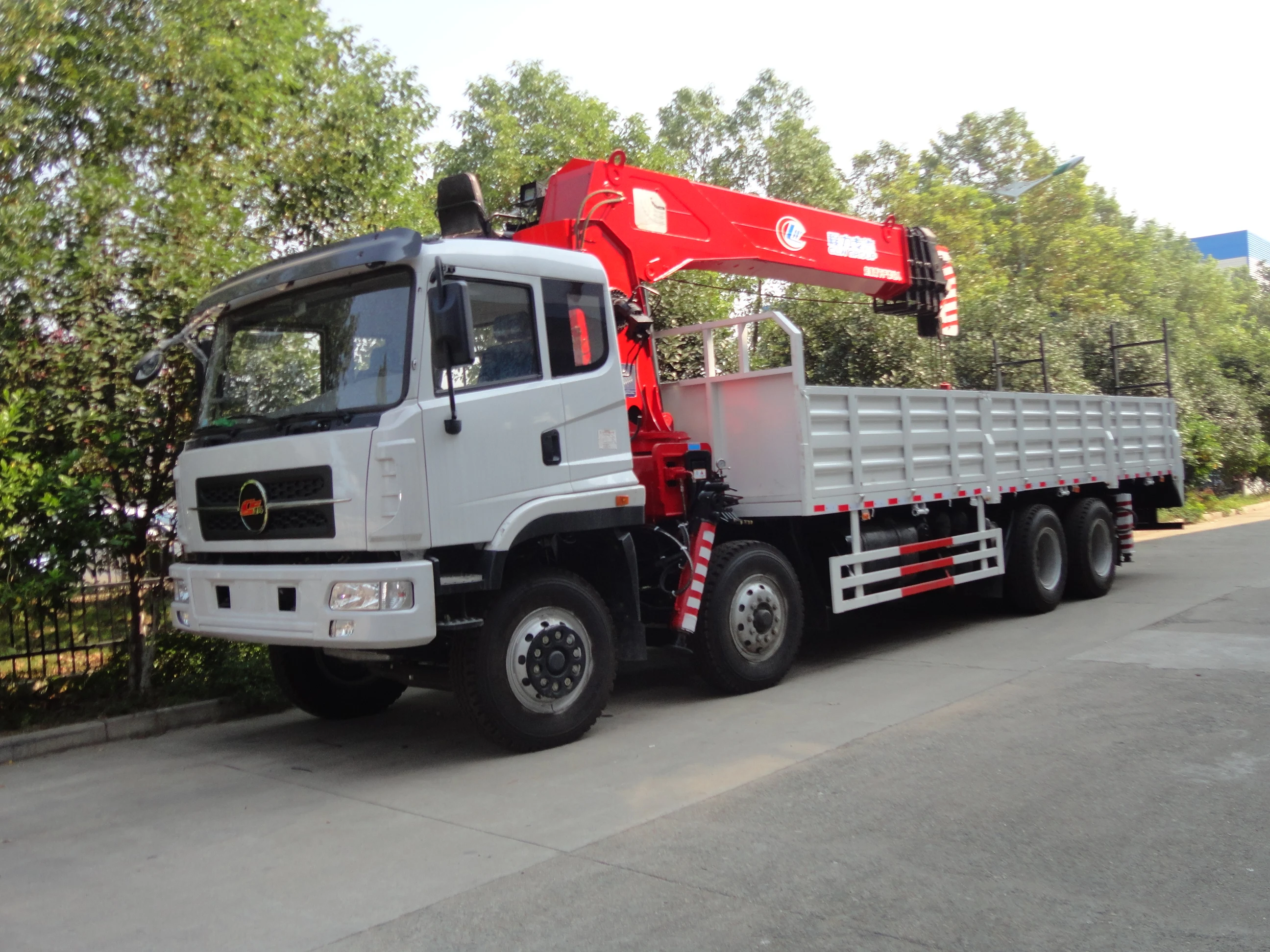 Dongfeng 8*4 heavy duty arm lift 15 ton truck crane price