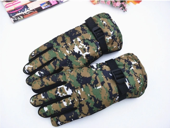 Winter ski and cycling gloves and camouflage thickened and fleece-resistant warm and non-slip adult gloves