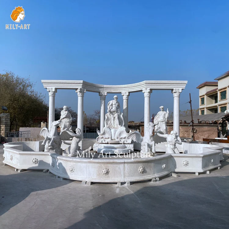 Открытый большой фонтан di Trevi мраморный