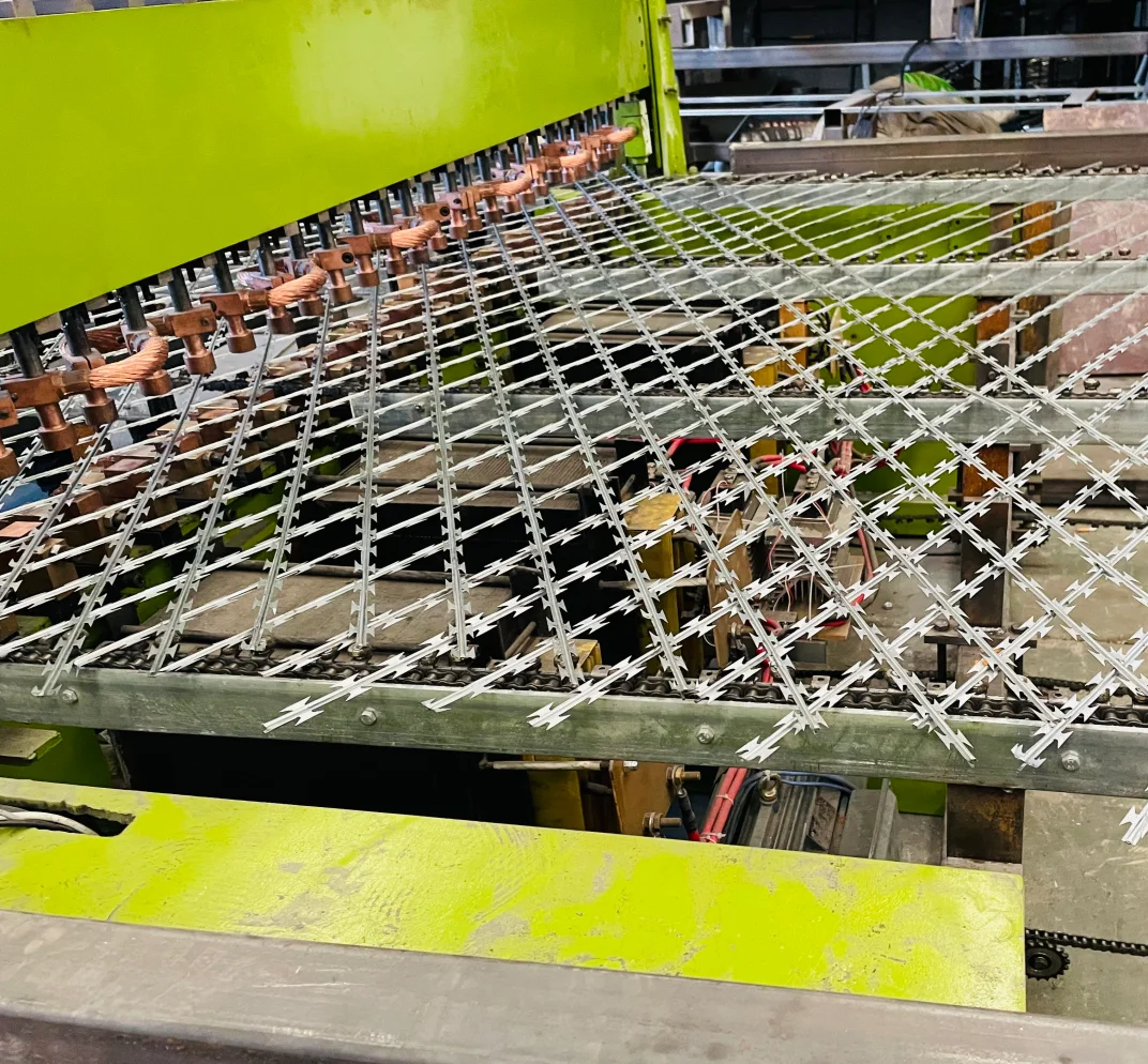 razor barbed machine 5.png
