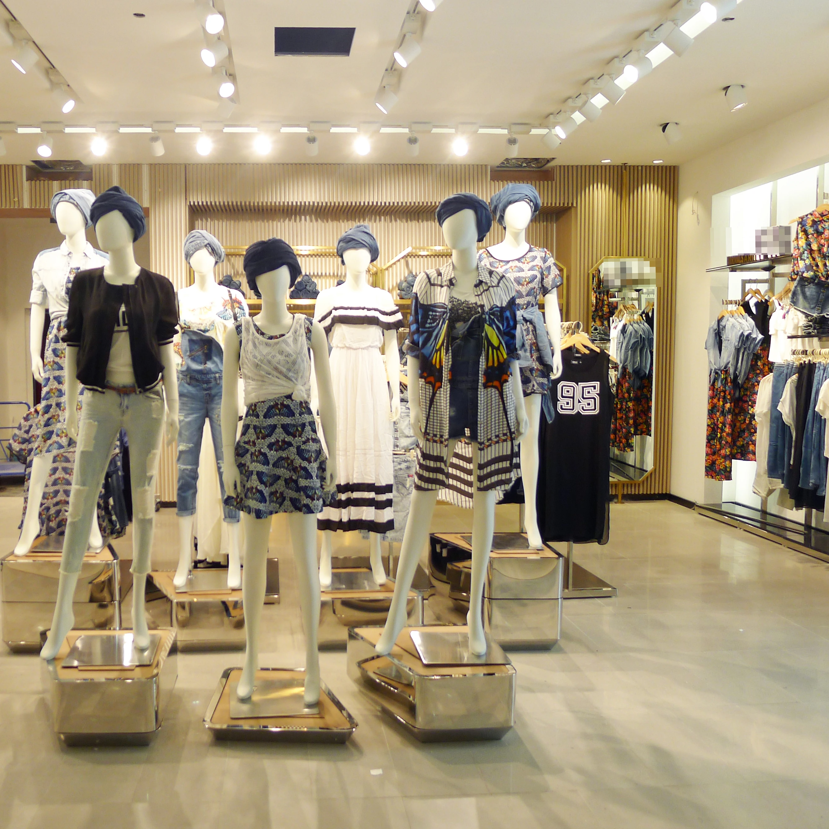 Custom Boutique Gold Clothing Wall Mounted Rack Nesting Table Clothes Shelving Garment Display Rack Clothing Store Furniture