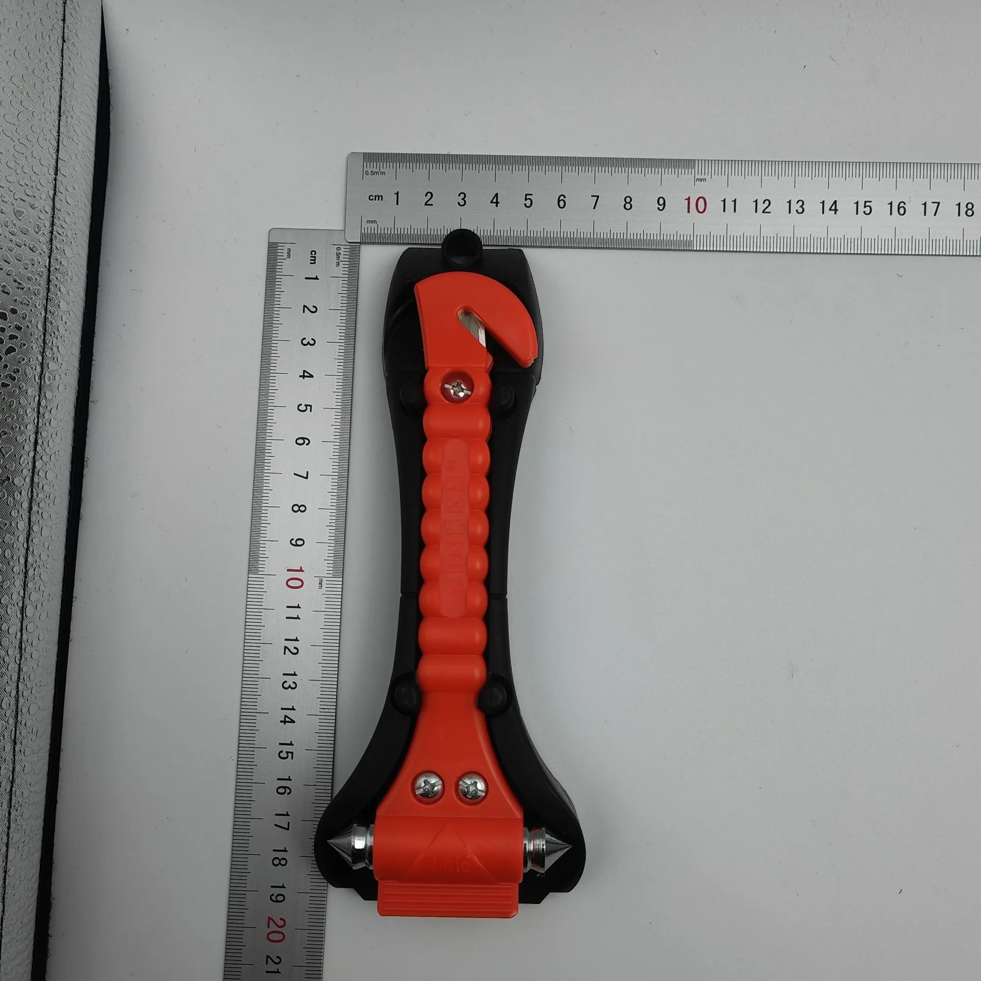 Mini car safety hammer, life-saving escape emergency hammer, safety belt cutter, window glass breaker, car rescue red hammer