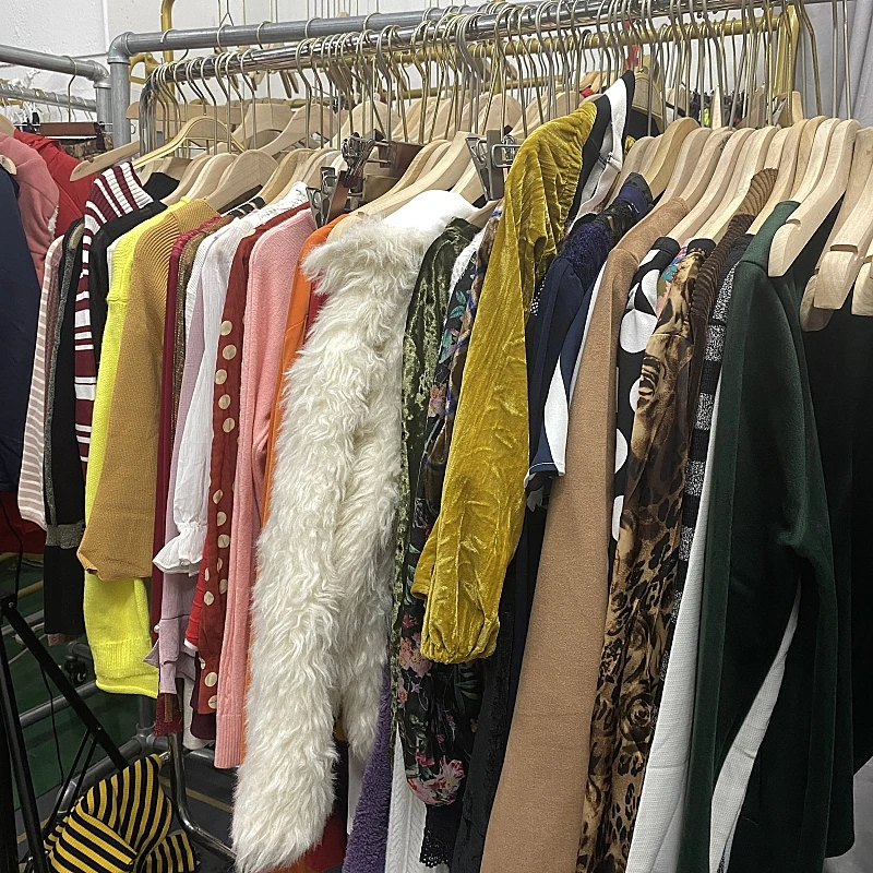 Branded used thick hoody sportswear korean bales mixed used clothing 45kg clothes used man clothing