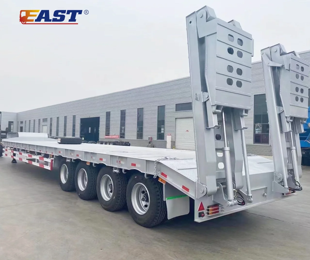 EAST Excavator large loading capacity low bed trailer Low Flatbed Trailer with Hydraulic Folding Ladder